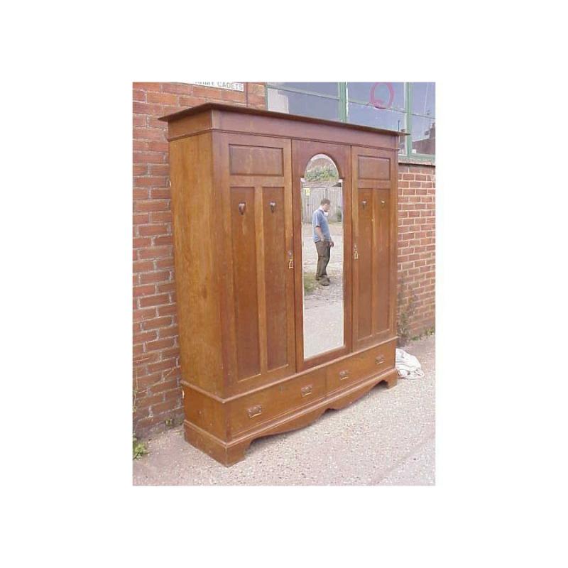 Armoire et coiffeuse en chêne de style Arts and Crafts par Shapland and Petter avec des cœurs en émail et des poignées en laiton stylisées de qualité. Hauteur de l'armoire 82, Largeur de la corniche 77, Profondeur de la corniche 21. Table à langer