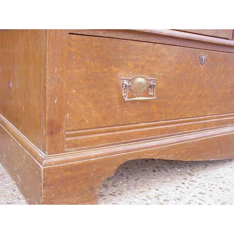 Chêne Shapland et Petter. Armoire triple et coiffeuse en chêne de style Arts and Crafts