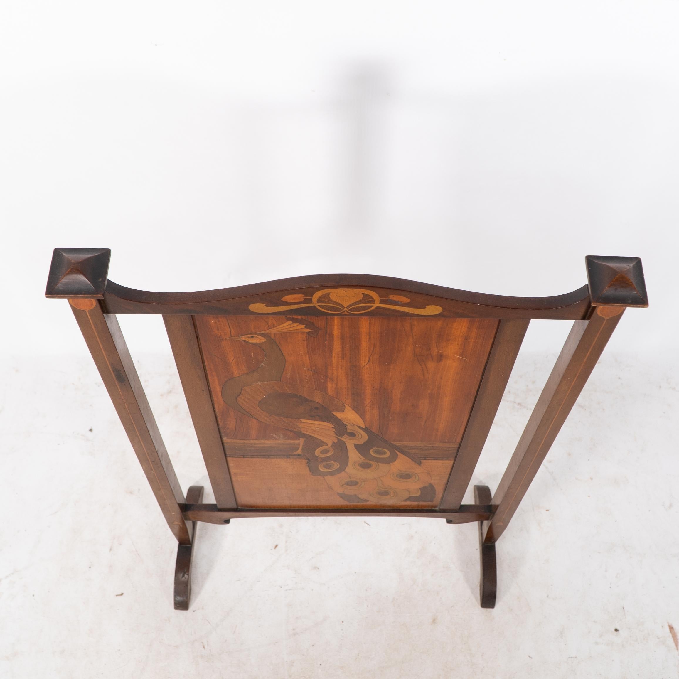 Shapland et Petter. Un pare-étincelles Arts & Crafts avec un beau paon incrusté en vente 3