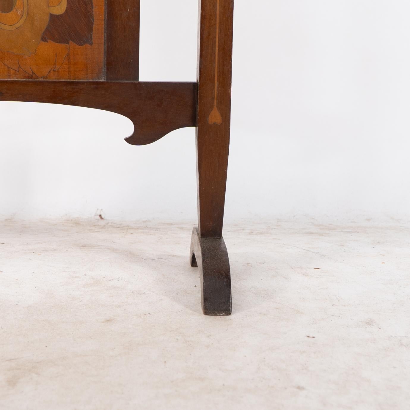 Shapland et Petter. Un pare-étincelles Arts & Crafts avec un beau paon incrusté en vente 7