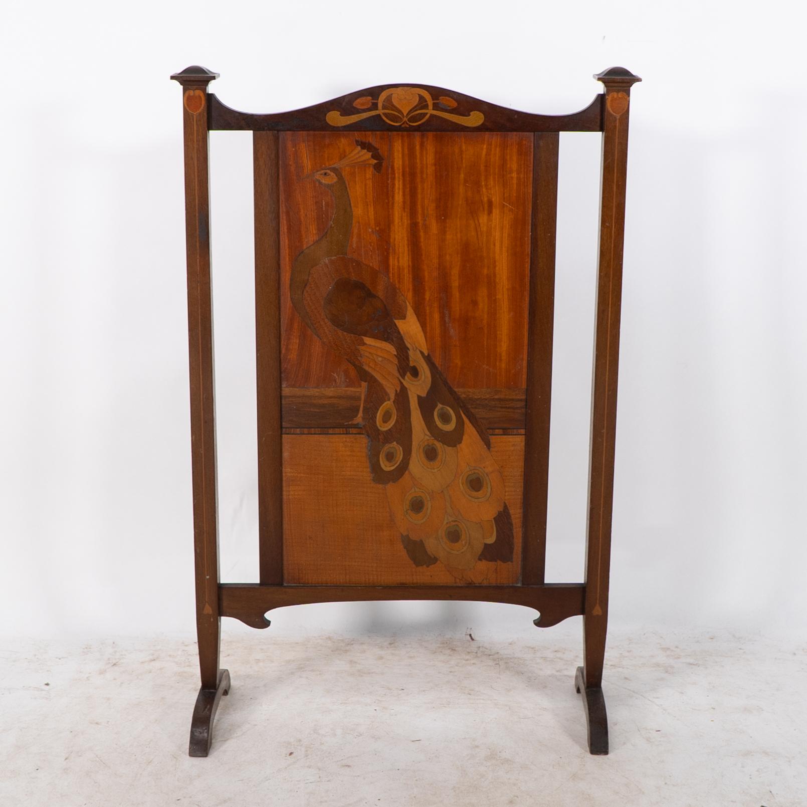 Shapland et Petter. Un pare-étincelles Arts & Crafts avec un beau paon incrusté en vente 9