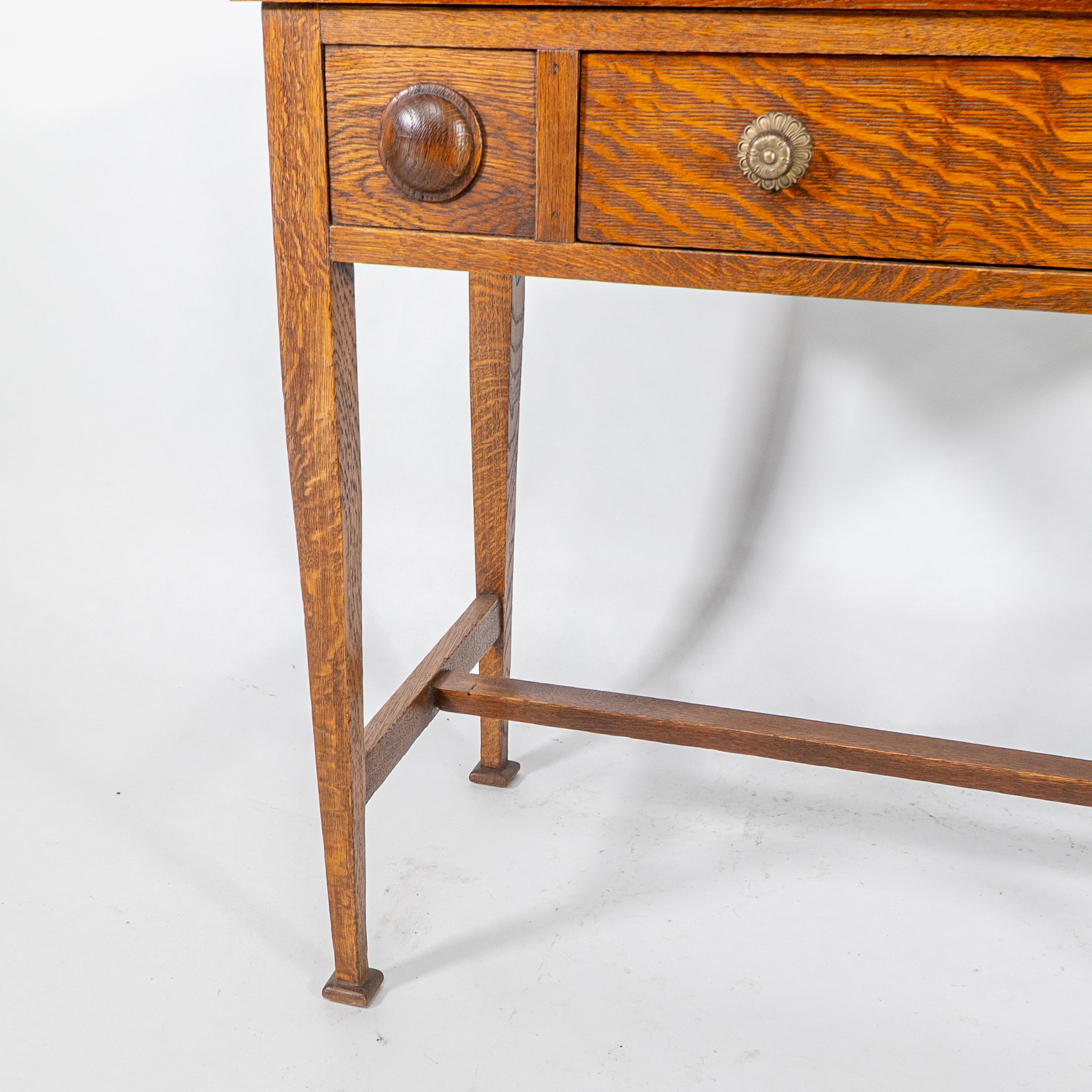 Shapland und Petter. Ein Arts and Craft Tisch oder ein kleiner Schreibtisch aus Eiche im Angebot 6