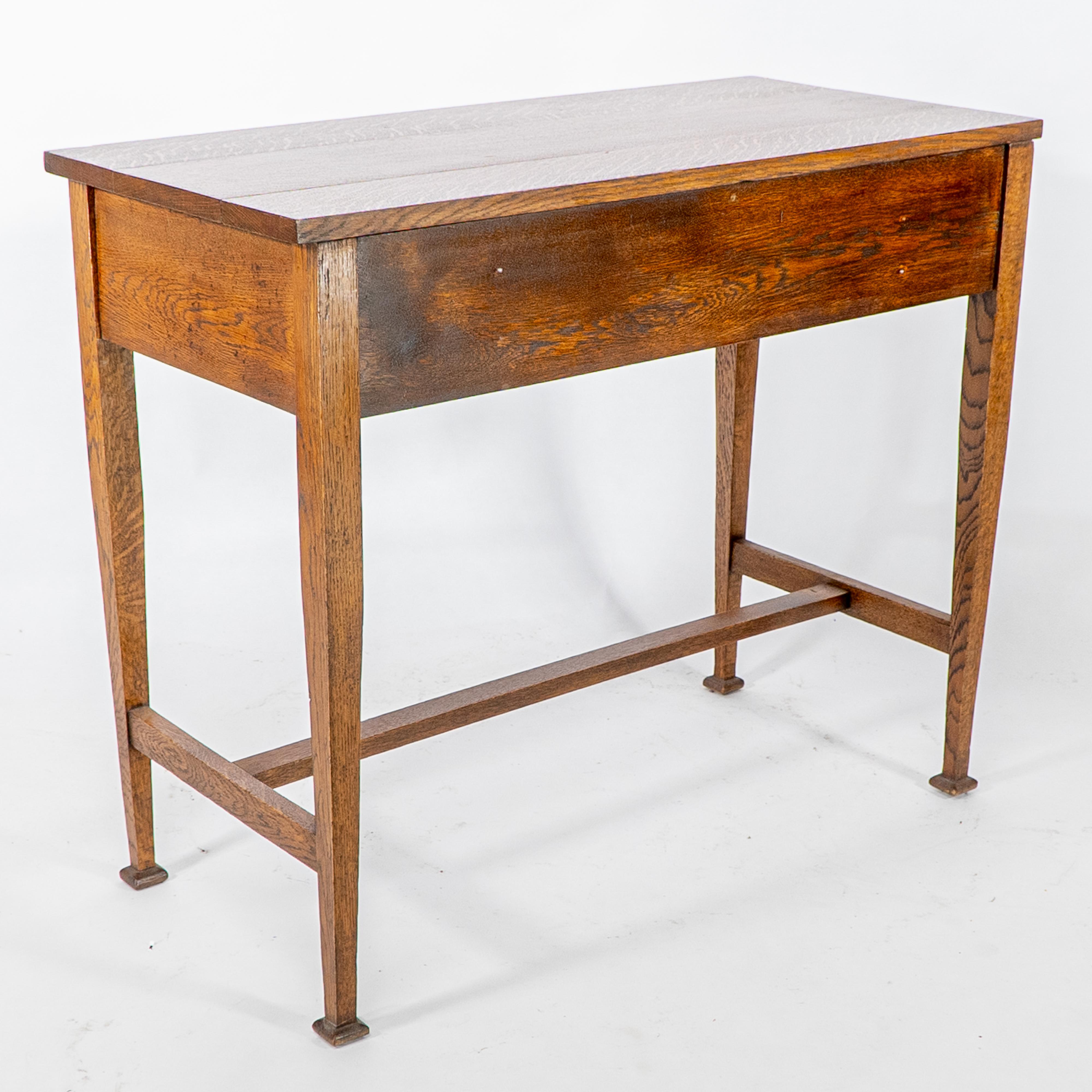 Shapland und Petter. Ein Arts and Craft Tisch oder ein kleiner Schreibtisch aus Eiche im Angebot 11