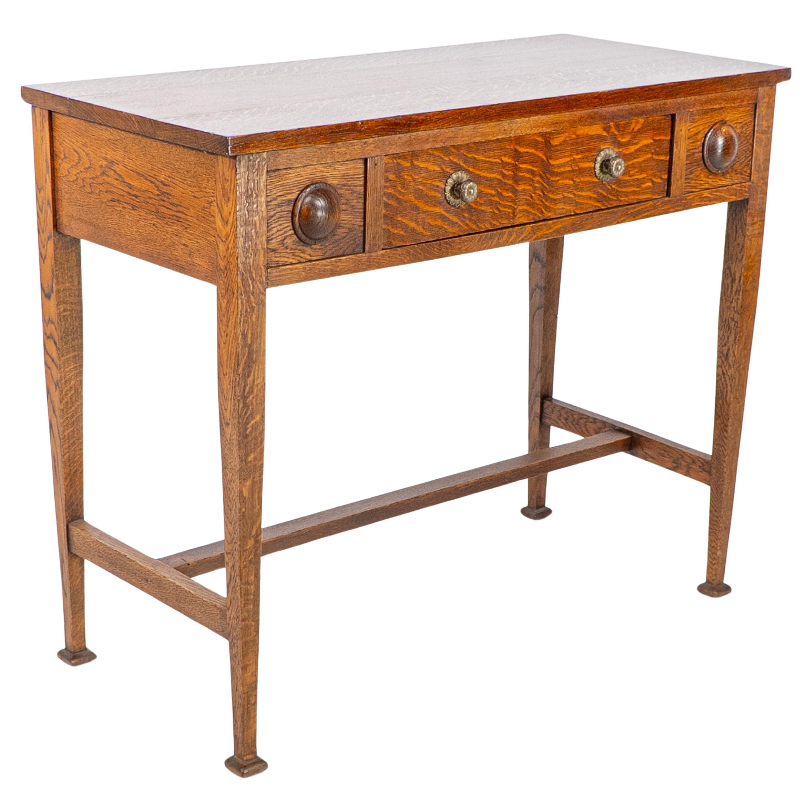 Shapland et Petter. Table d'appoint ou petit bureau en chêne de style Arts and Craft
