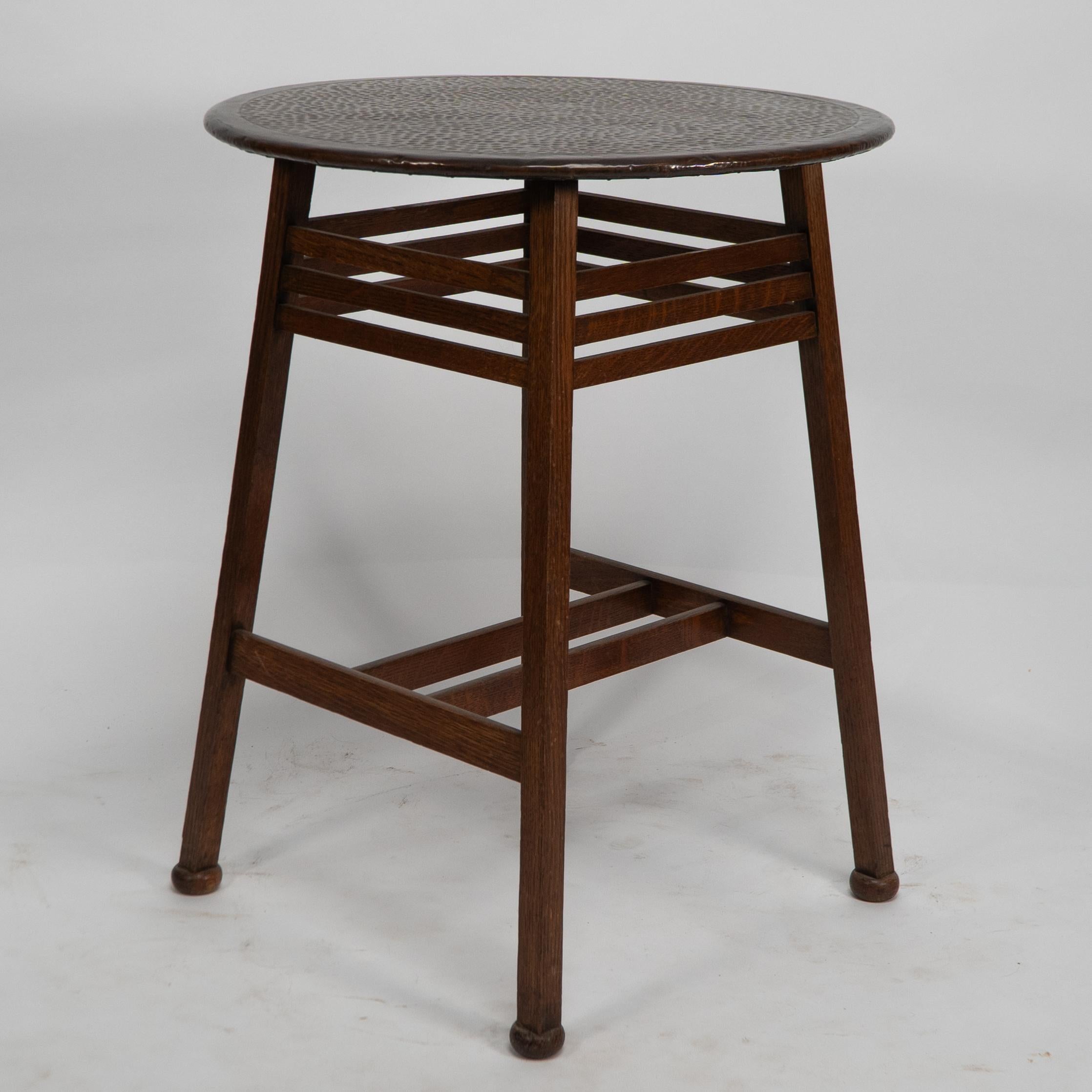 Anglais Shapland et Petter. Table d'appoint Arts & Craft en chêne avec un plateau en cuivre martelé. en vente