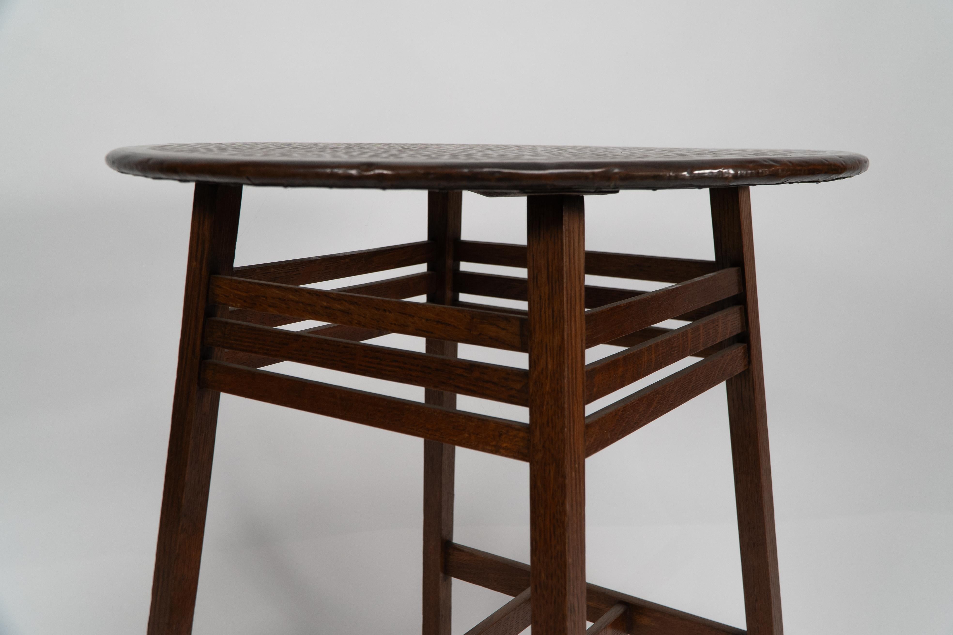Shapland et Petter. Table d'appoint Arts & Craft en chêne avec un plateau en cuivre martelé. en vente 1