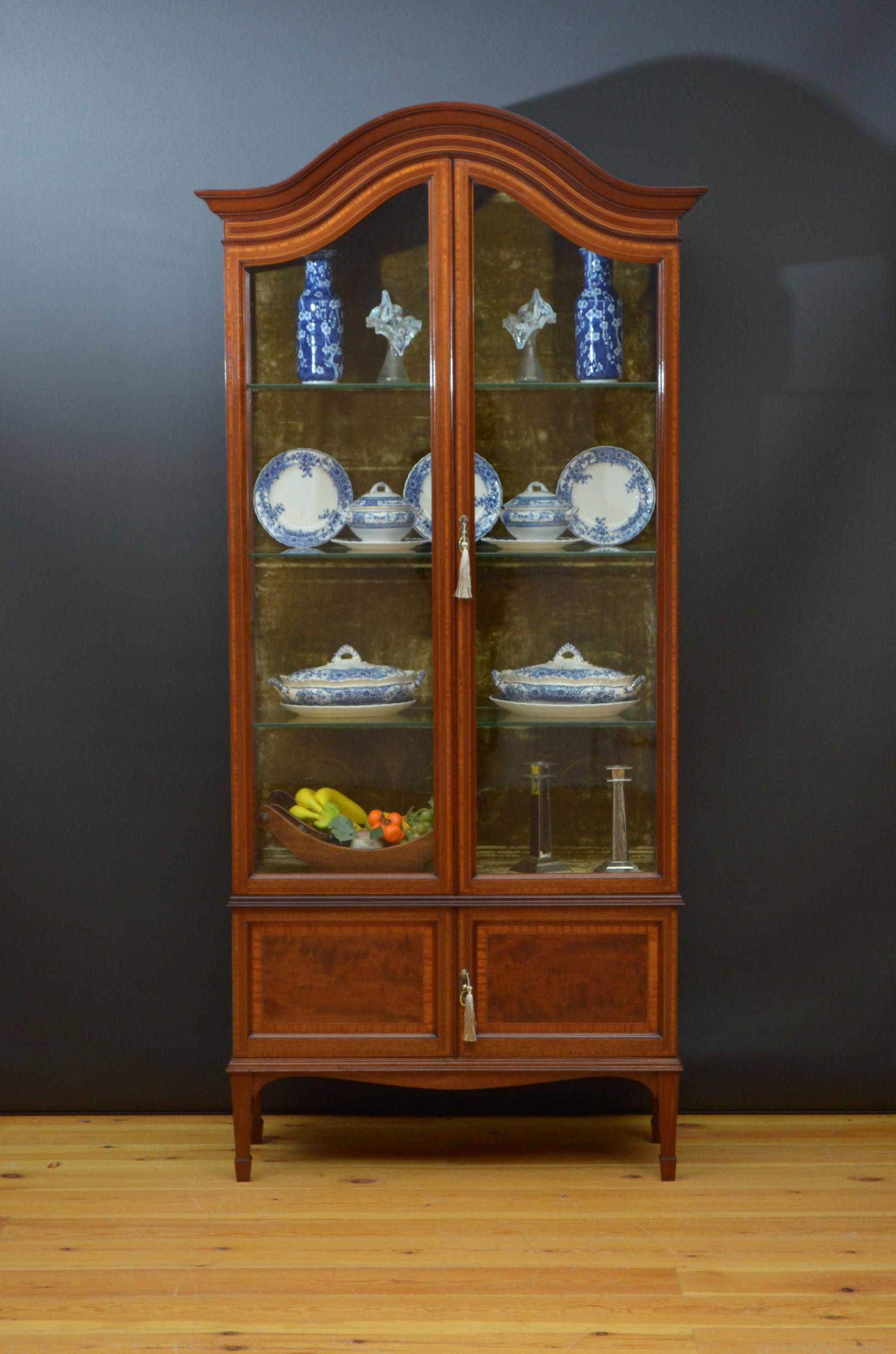 Sn5028, fine quality and very elegant Edwardian mahogany and inlaid display cabinet or arched form, having cavetto cornice above double string inlaid frieze and a pair of satinwood crossbanded glass doors fitted with original working lock stamped S