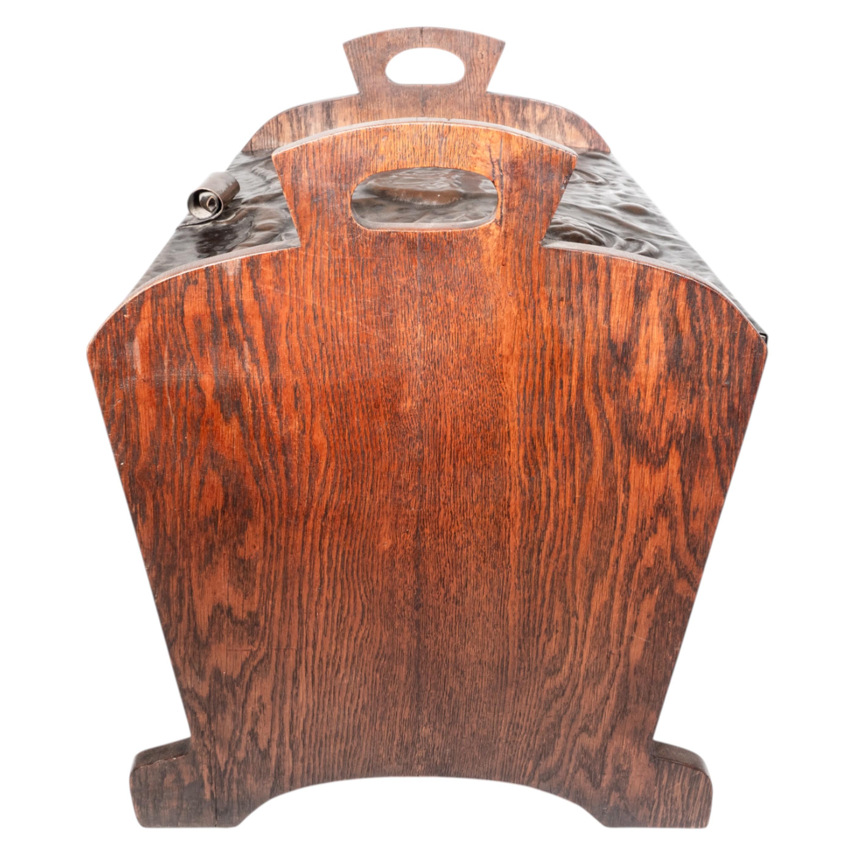Shapland & Petter oder Liberty & Co., attri. Arts and Crafts Deckenkiste aus Eiche im Angebot 4