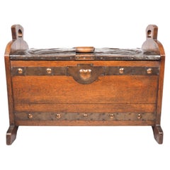 Shapland & Petter oder Liberty & Co., attri. Arts and Crafts Deckenkiste aus Eiche