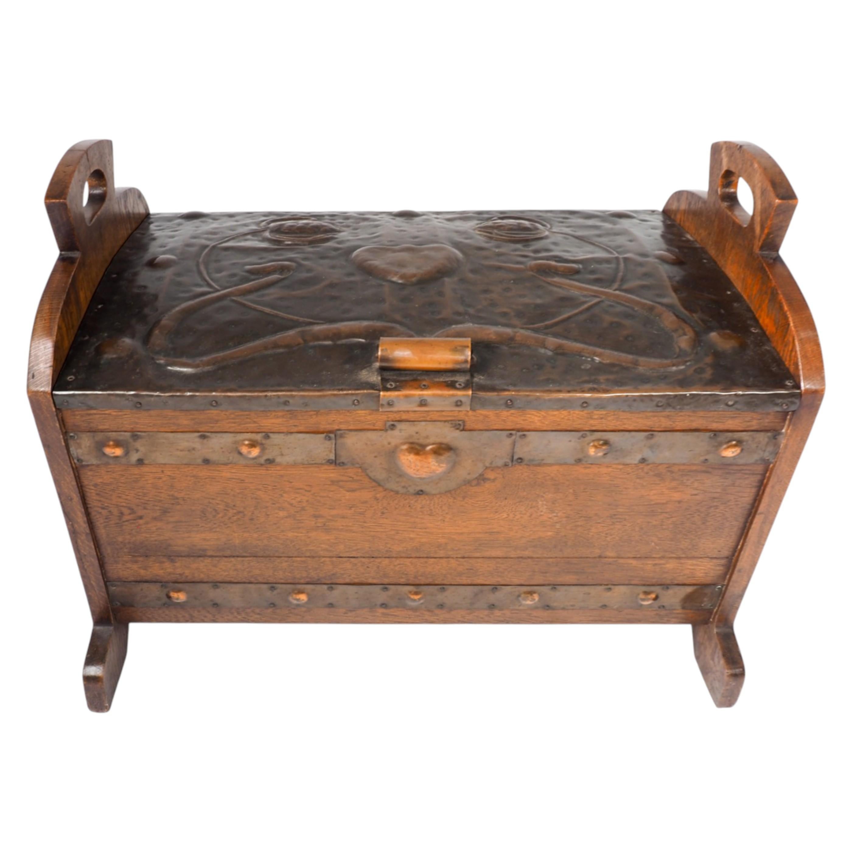 Shapland & Petter oder Liberty & Co., attri. Arts and Crafts Deckenkiste aus Eiche (Britisch) im Angebot
