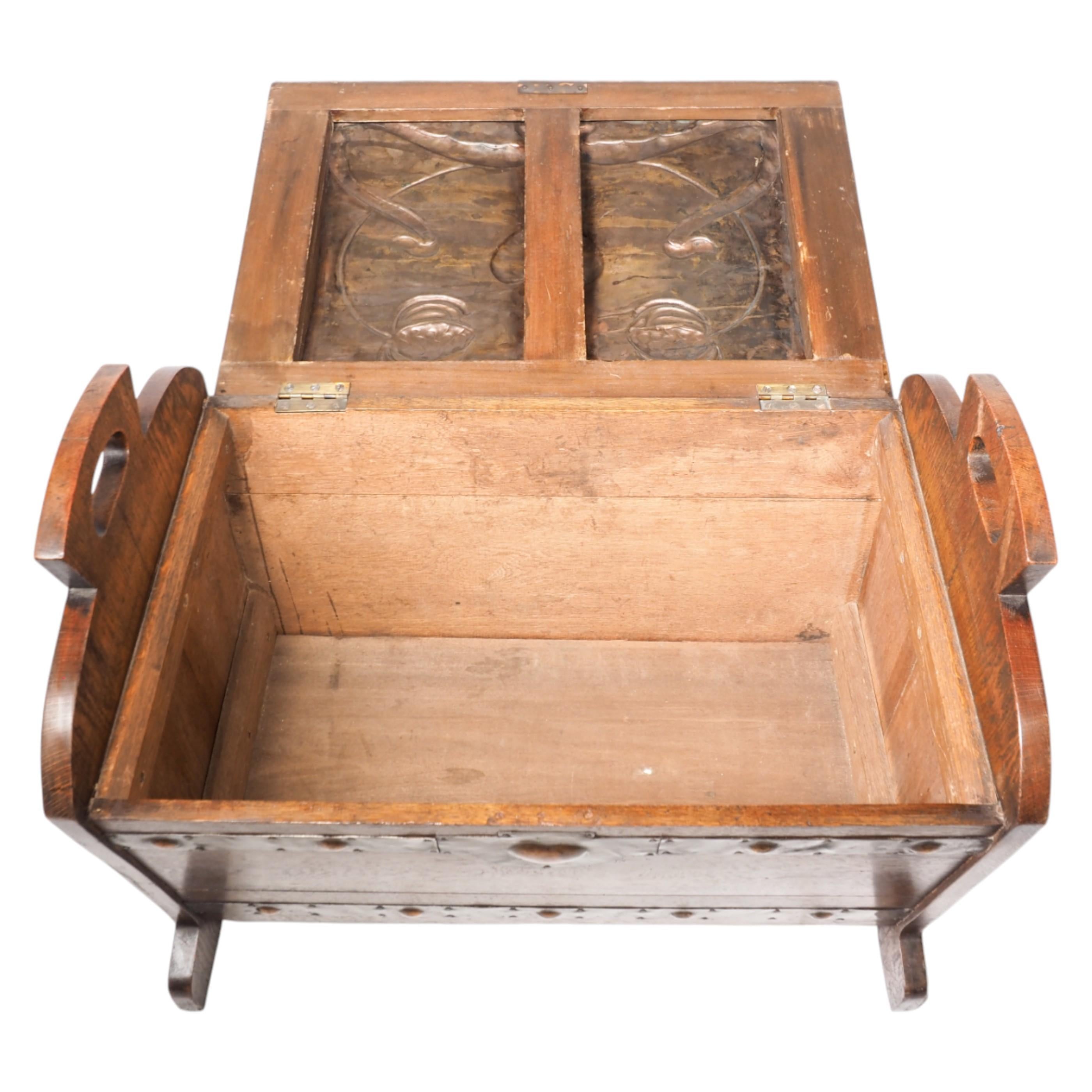Shapland & Petter oder Liberty & Co., attri. Arts and Crafts Deckenkiste aus Eiche (Handgefertigt) im Angebot