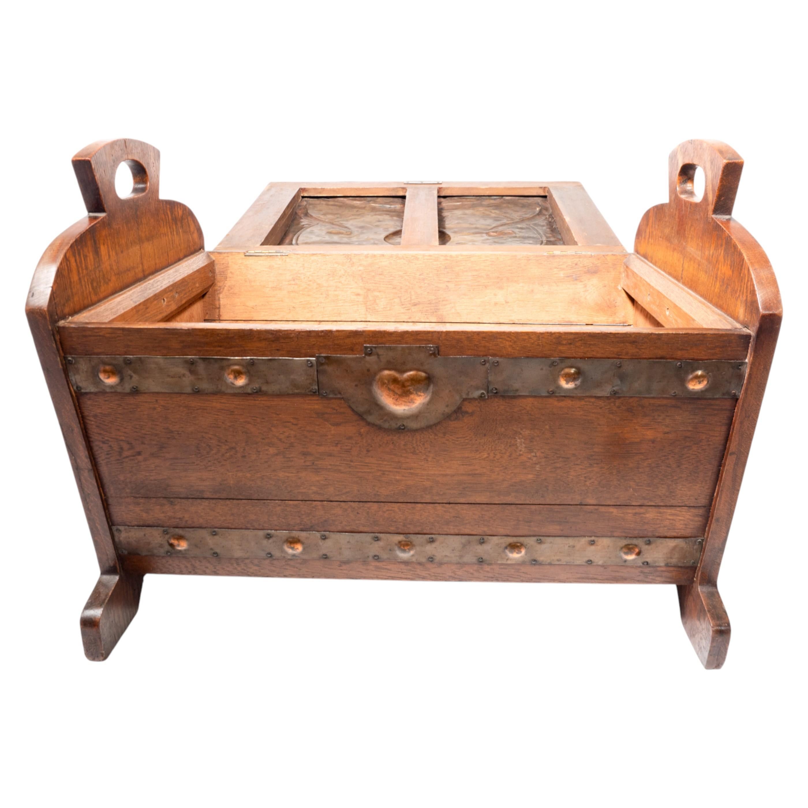Shapland & Petter oder Liberty & Co., attri. Arts and Crafts Deckenkiste aus Eiche im Zustand „Gut“ im Angebot in London, GB