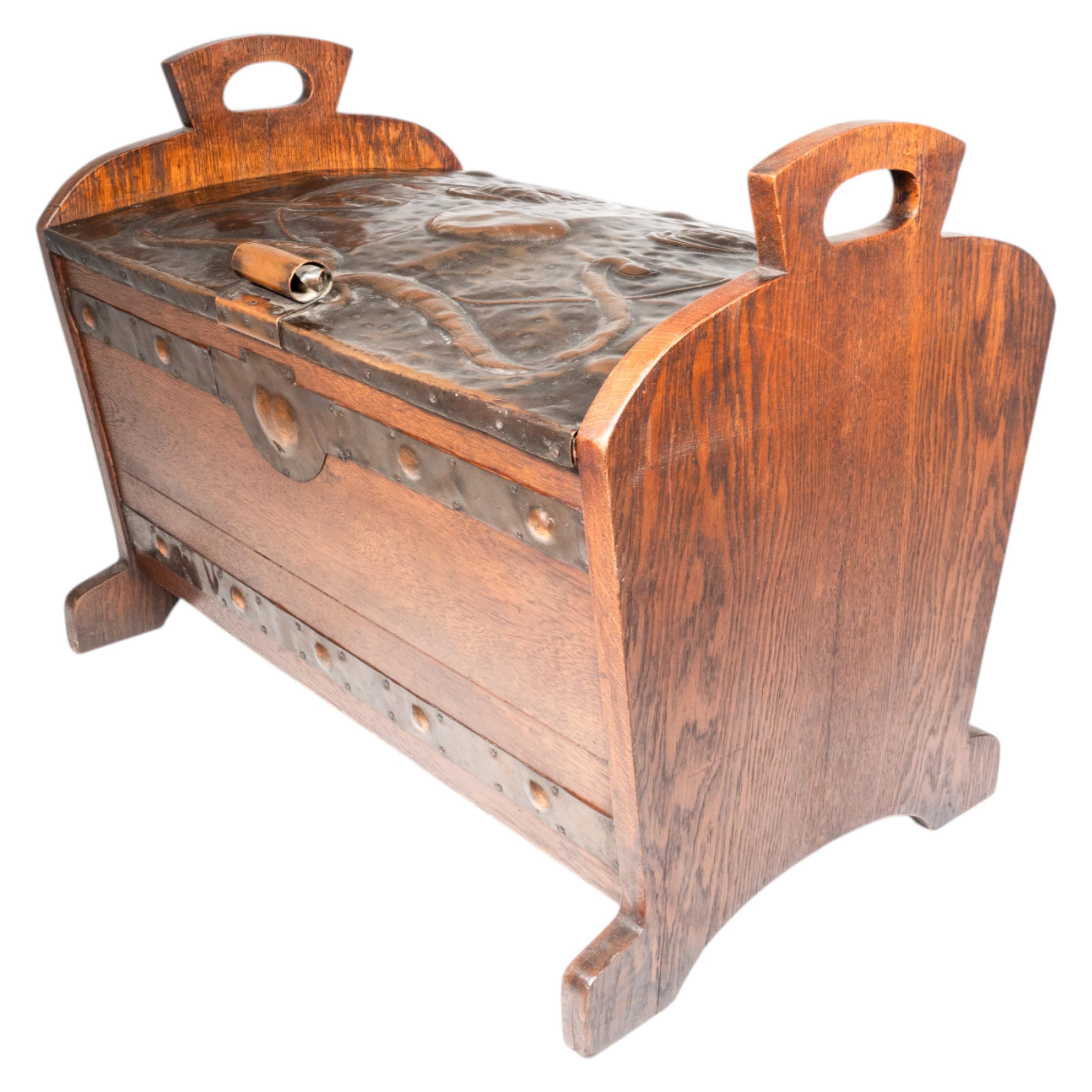 Shapland & Petter oder Liberty & Co., attri. Arts and Crafts Deckenkiste aus Eiche (20. Jahrhundert) im Angebot