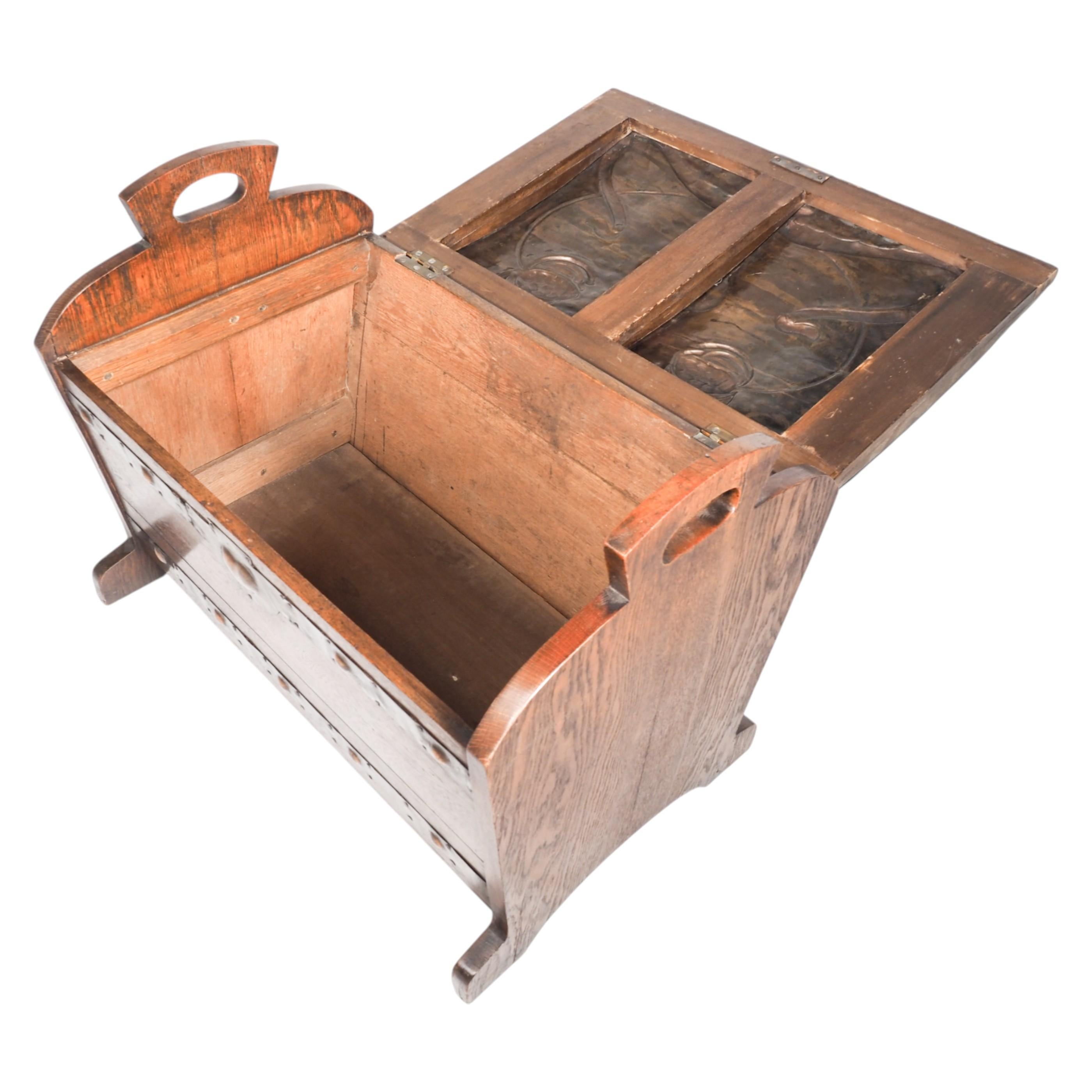 Shapland & Petter oder Liberty & Co., attri. Arts and Crafts Deckenkiste aus Eiche (Eichenholz) im Angebot