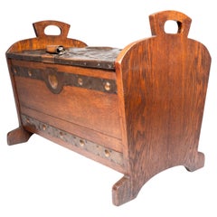 Shapland & Petter oder Liberty & Co., attri. Arts and Crafts Deckenkiste aus Eiche