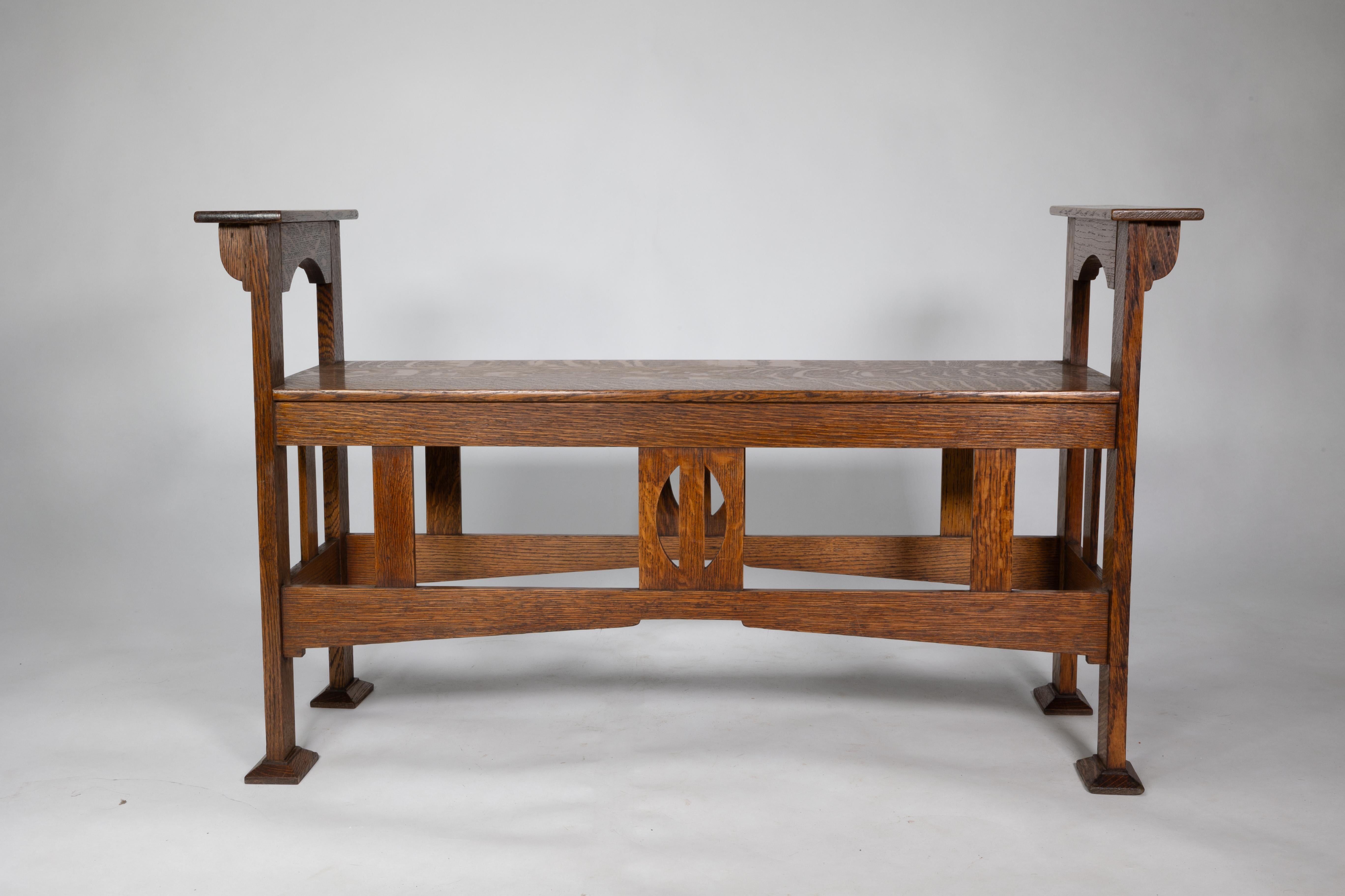 Shapland und Petter aus Barnstaple. England. 
Ein doppelter Klavierhocker aus Eiche im Arts-and-Crafts-Stil, mit stilisierten Details.
Das letzte Bild stammt aus dem Original-Katalog von Shapland und Petter.