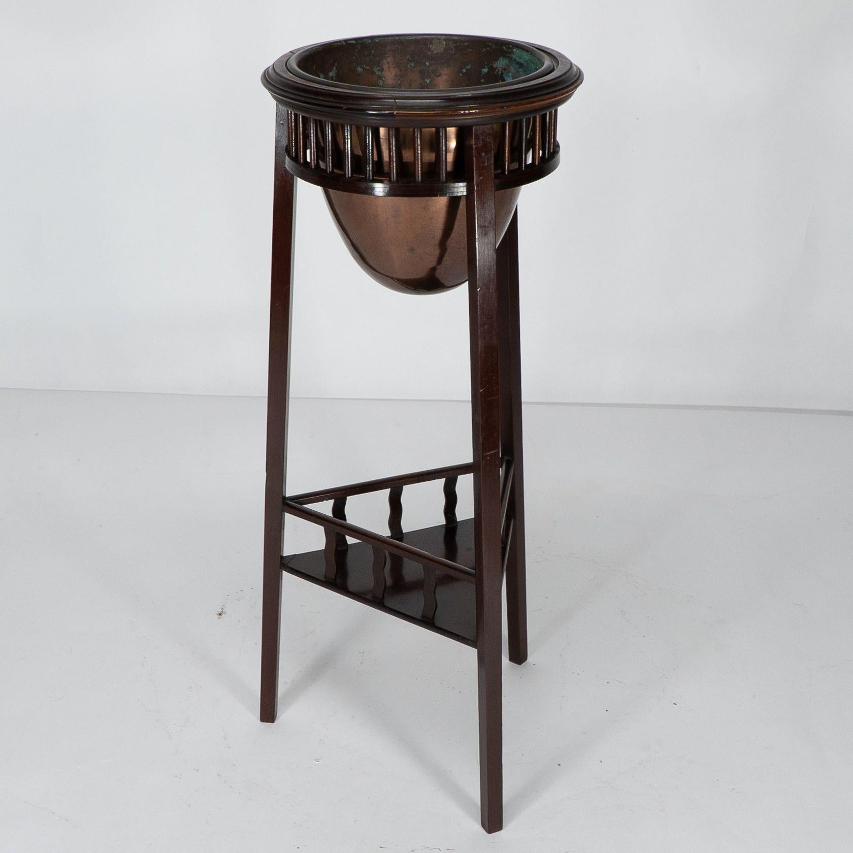 Shapland & Petter. Rare cache-pot Arts & Crafts à deux niveaux en noyer à trois pieds Bon état - En vente à London, GB