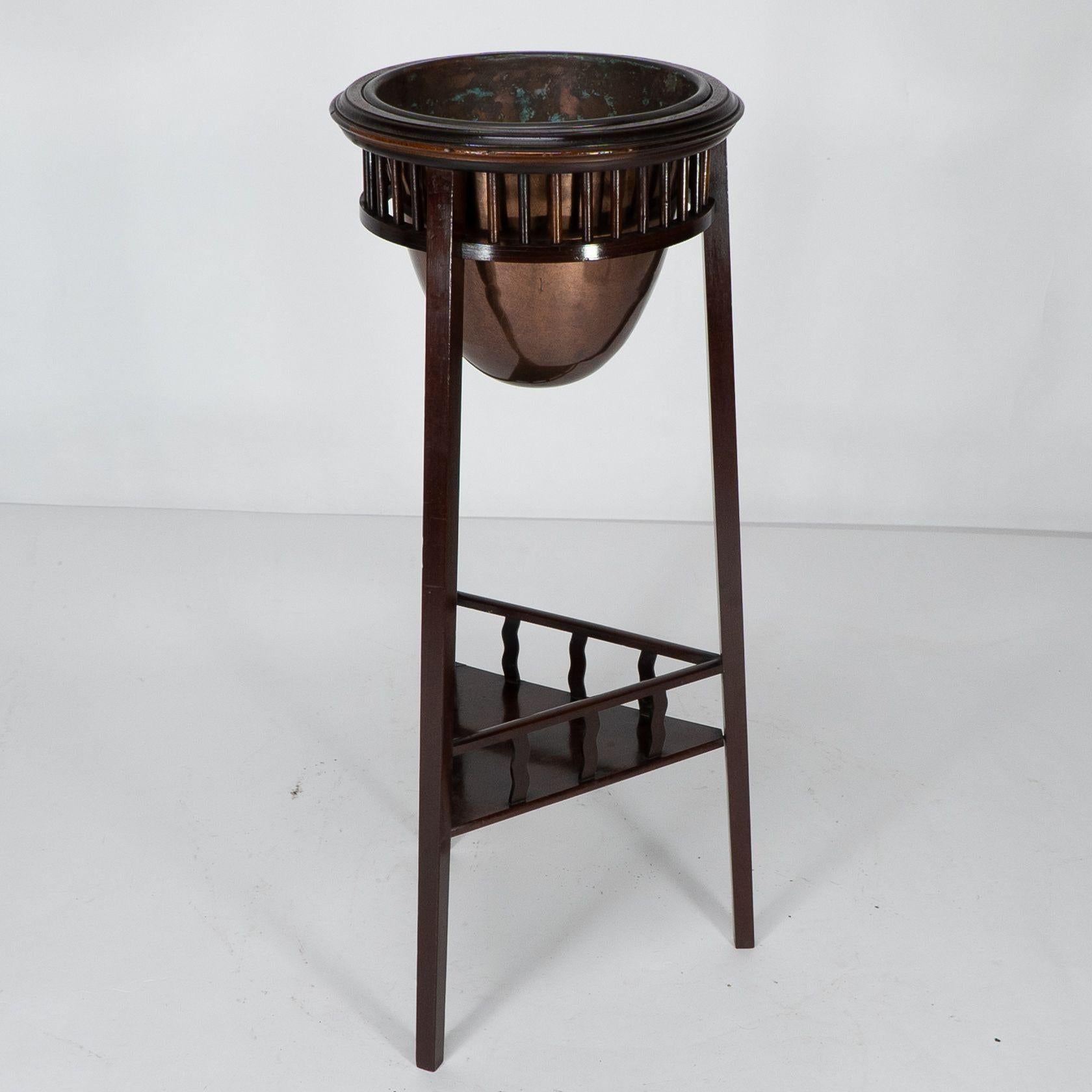 Début du 20ème siècle Shapland & Petter. Rare cache-pot Arts & Crafts à deux niveaux en noyer à trois pieds en vente
