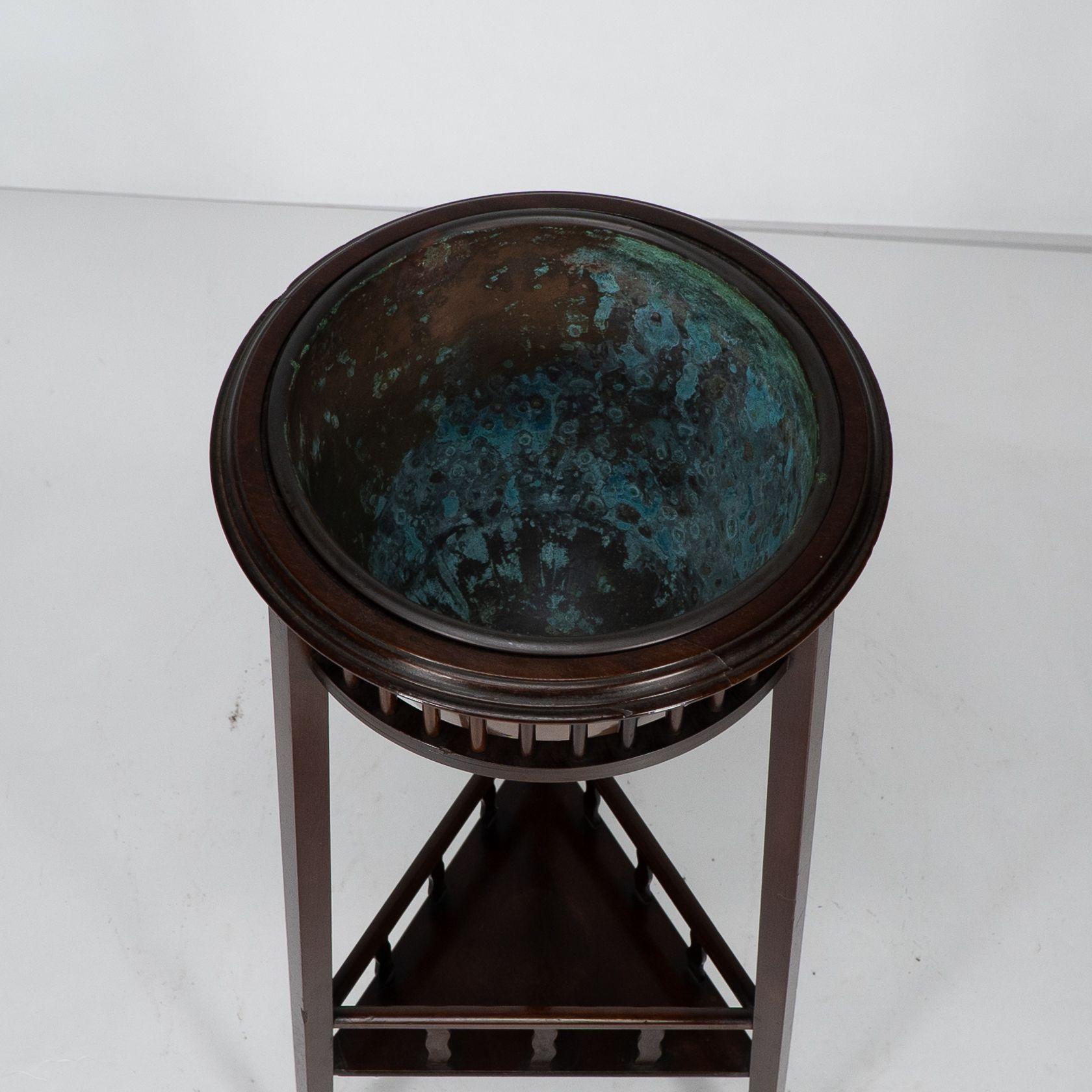 Shapland & Petter. Rare cache-pot Arts & Crafts à deux niveaux en noyer à trois pieds en vente 1
