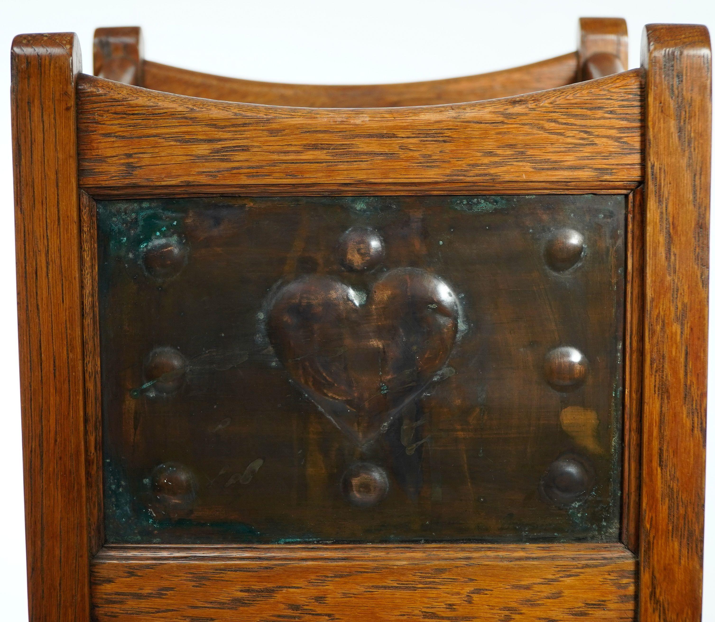 Shapland & Petter. Una fioriera Arts & Crafts in quercia con pannelli a forma di cuore in rame in vendita 3