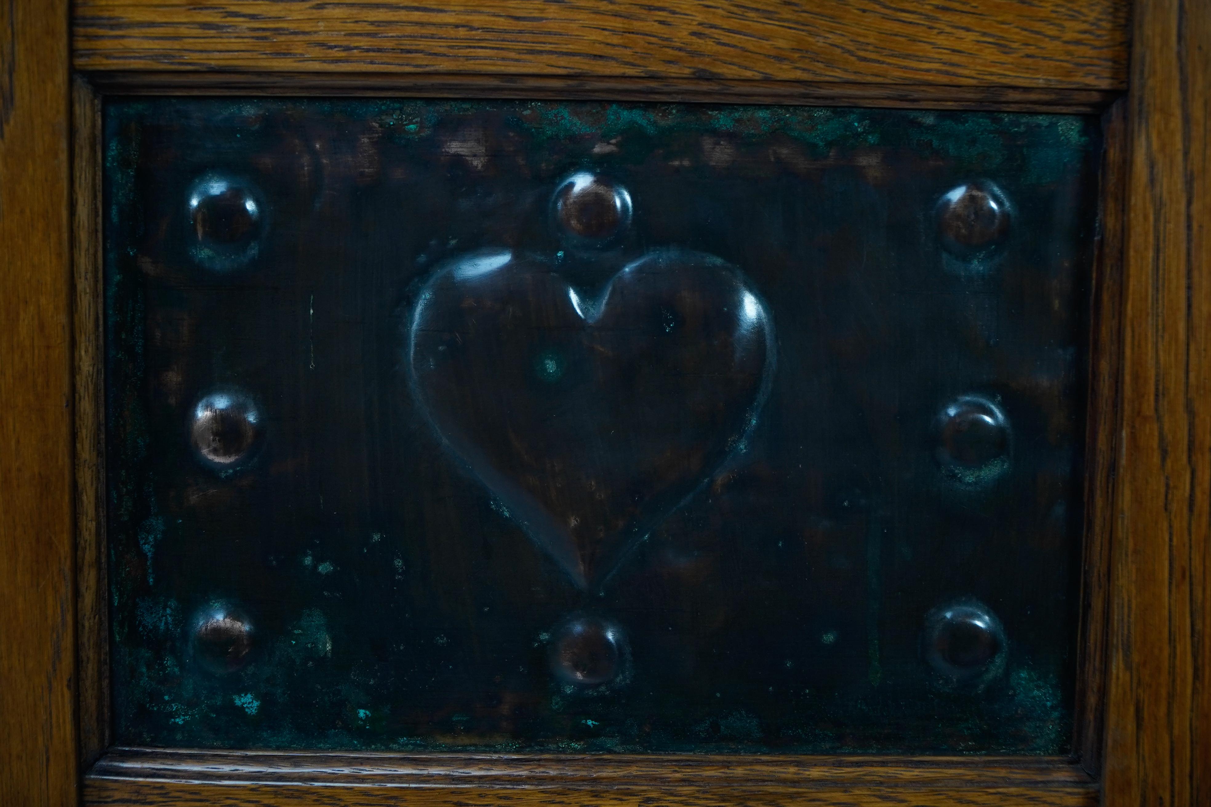 Shapland & Petter. Una fioriera Arts & Crafts in quercia con pannelli a forma di cuore in rame in vendita 5