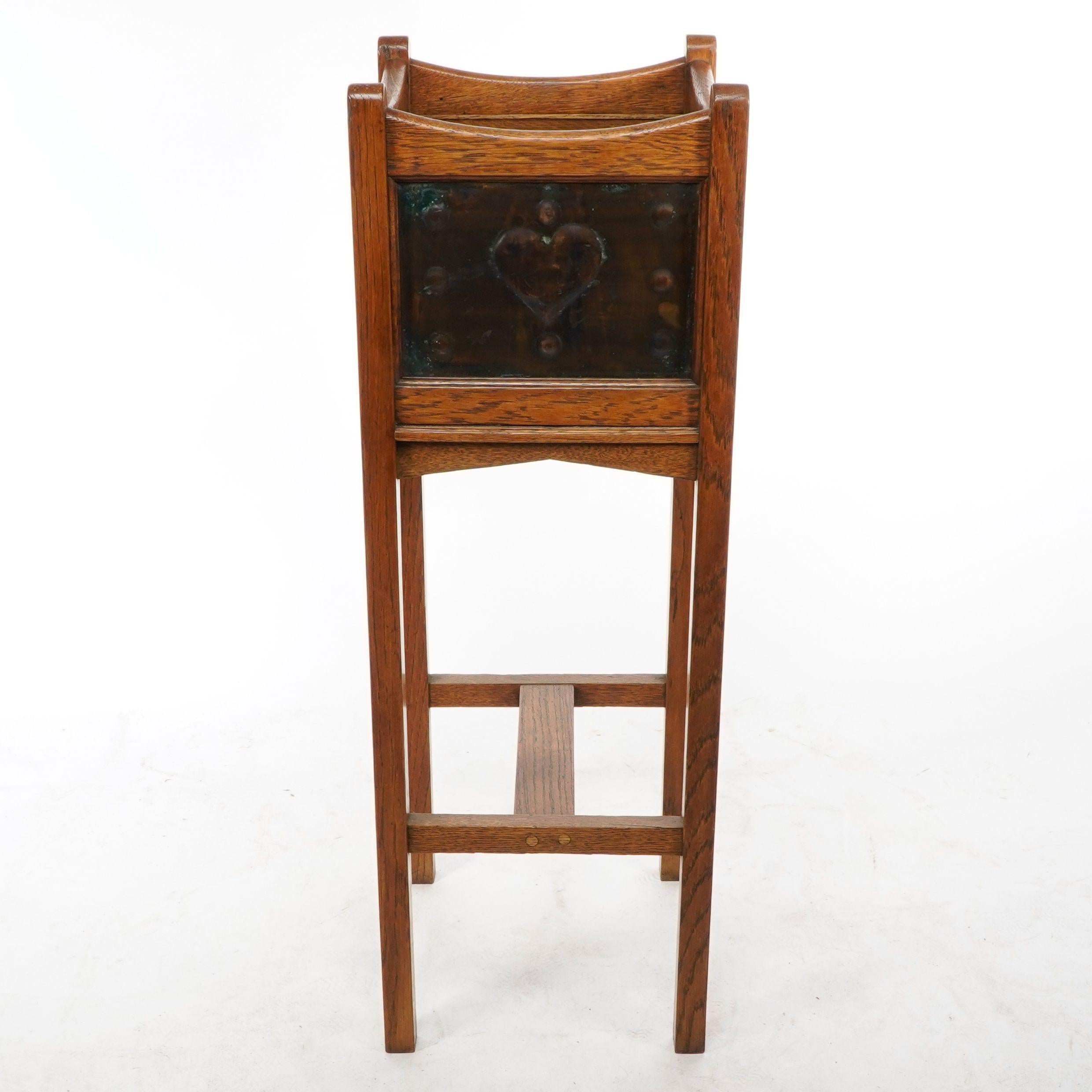 Shapland & Petter. Una fioriera in rovere Arts & Crafts con pannelli a forma di cuore in rame contrapposti.