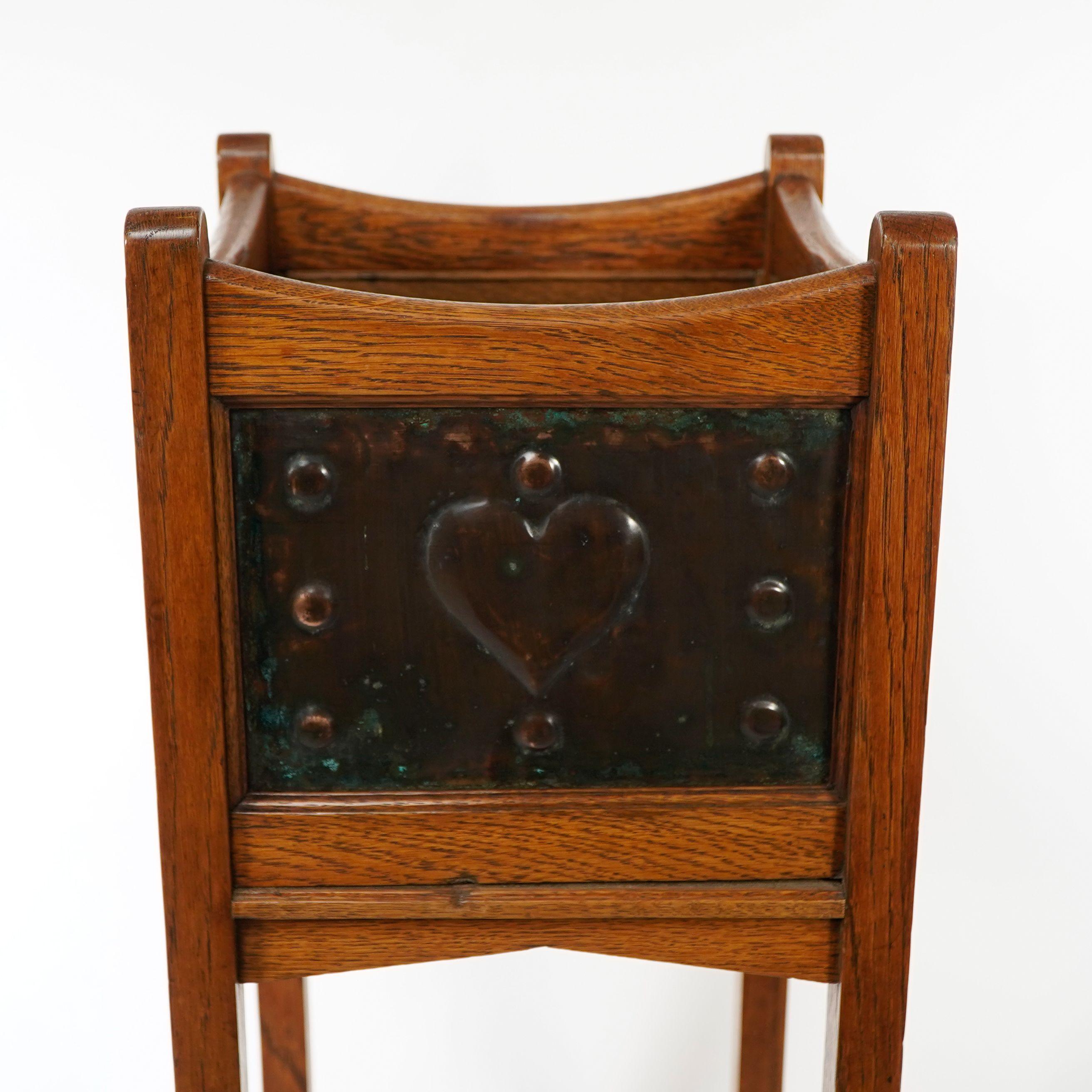 Shapland & Petter. Una fioriera Arts & Crafts in quercia con pannelli a forma di cuore in rame in vendita 2