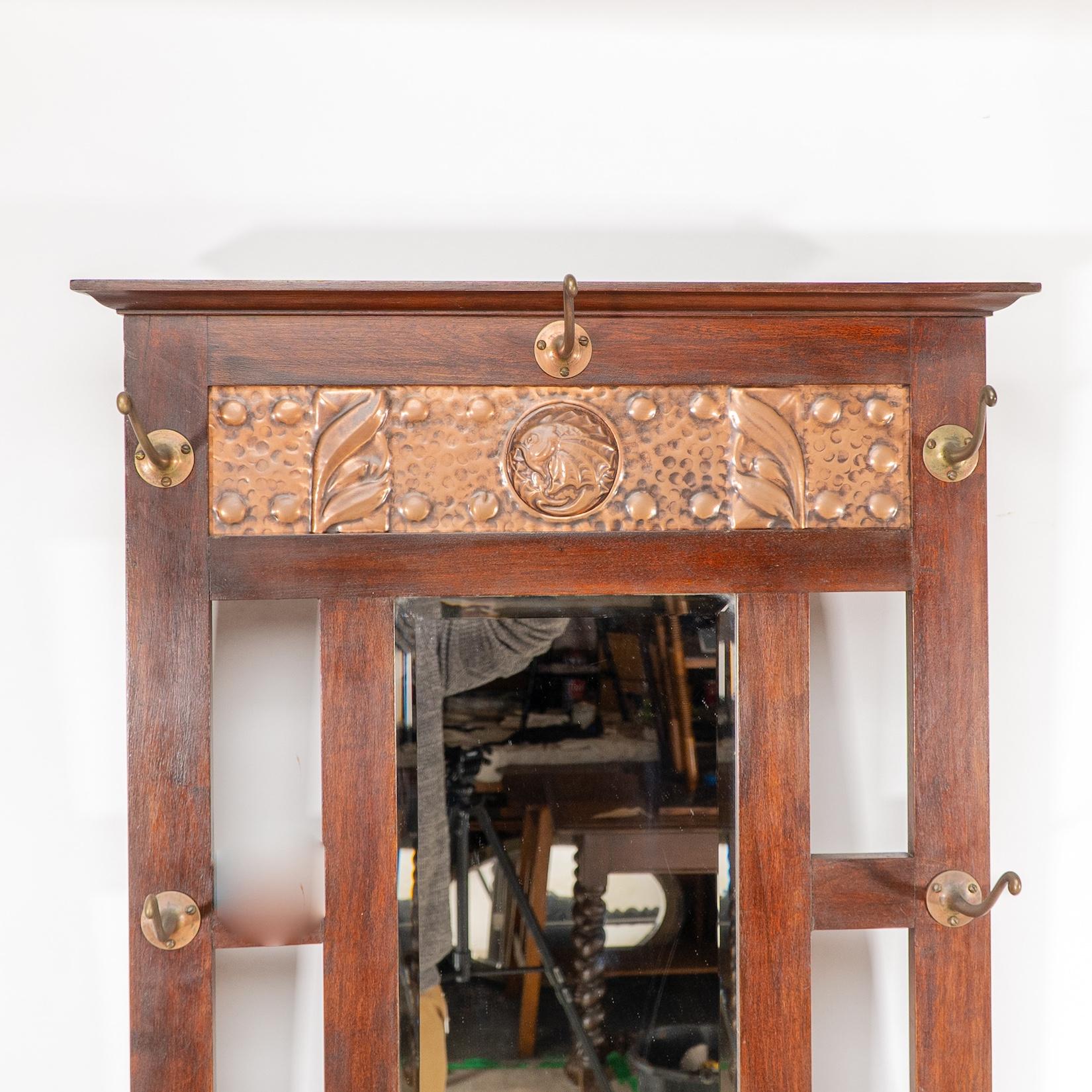 Shapland & Petter. Un leggio in noce di Arts & Crafts con un pannello in rame in vendita 4