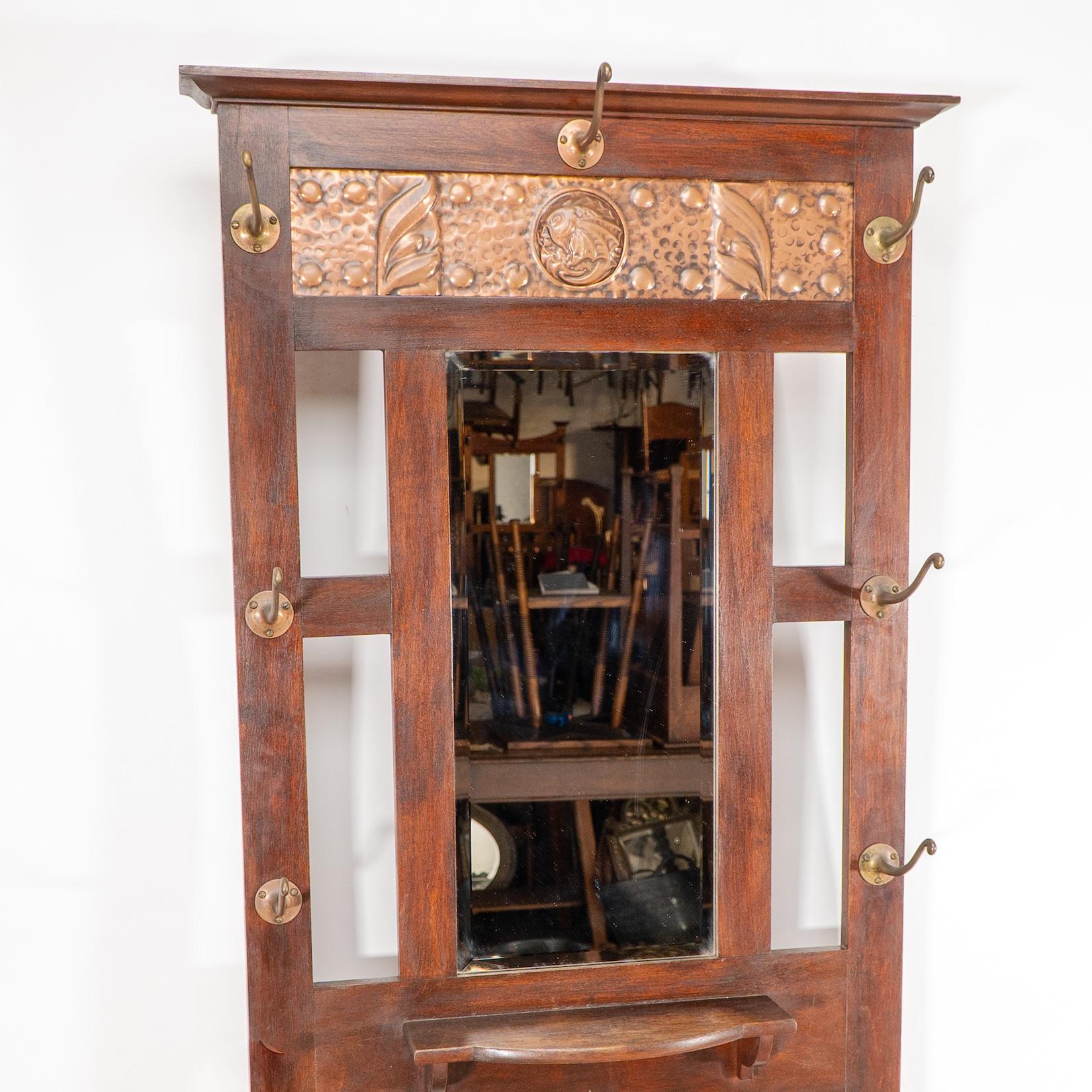 Shapland & Petter. Un leggio in noce di Arts & Crafts con un pannello in rame in vendita 5