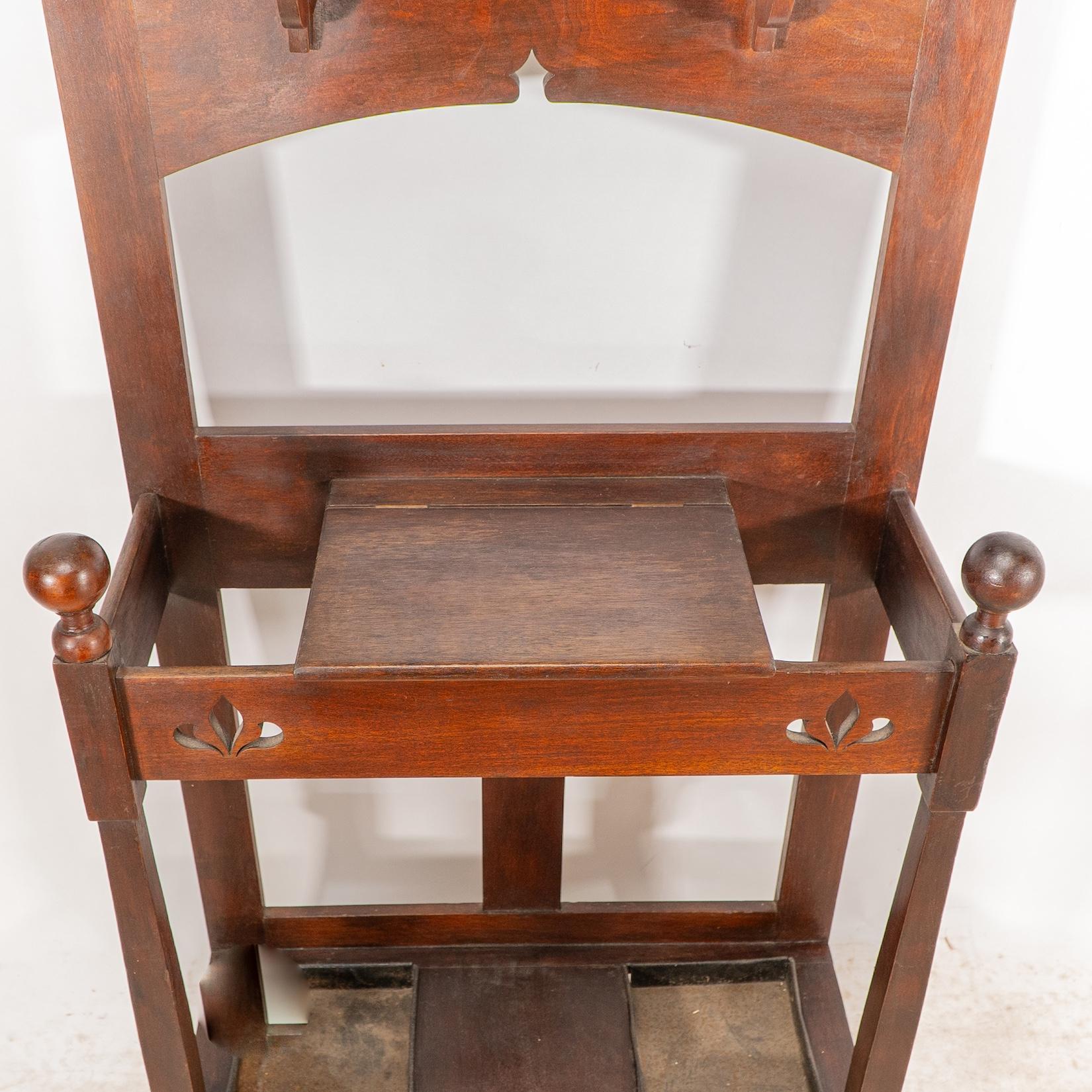 Shapland & Petter. Un leggio in noce di Arts & Crafts con un pannello in rame in vendita 7