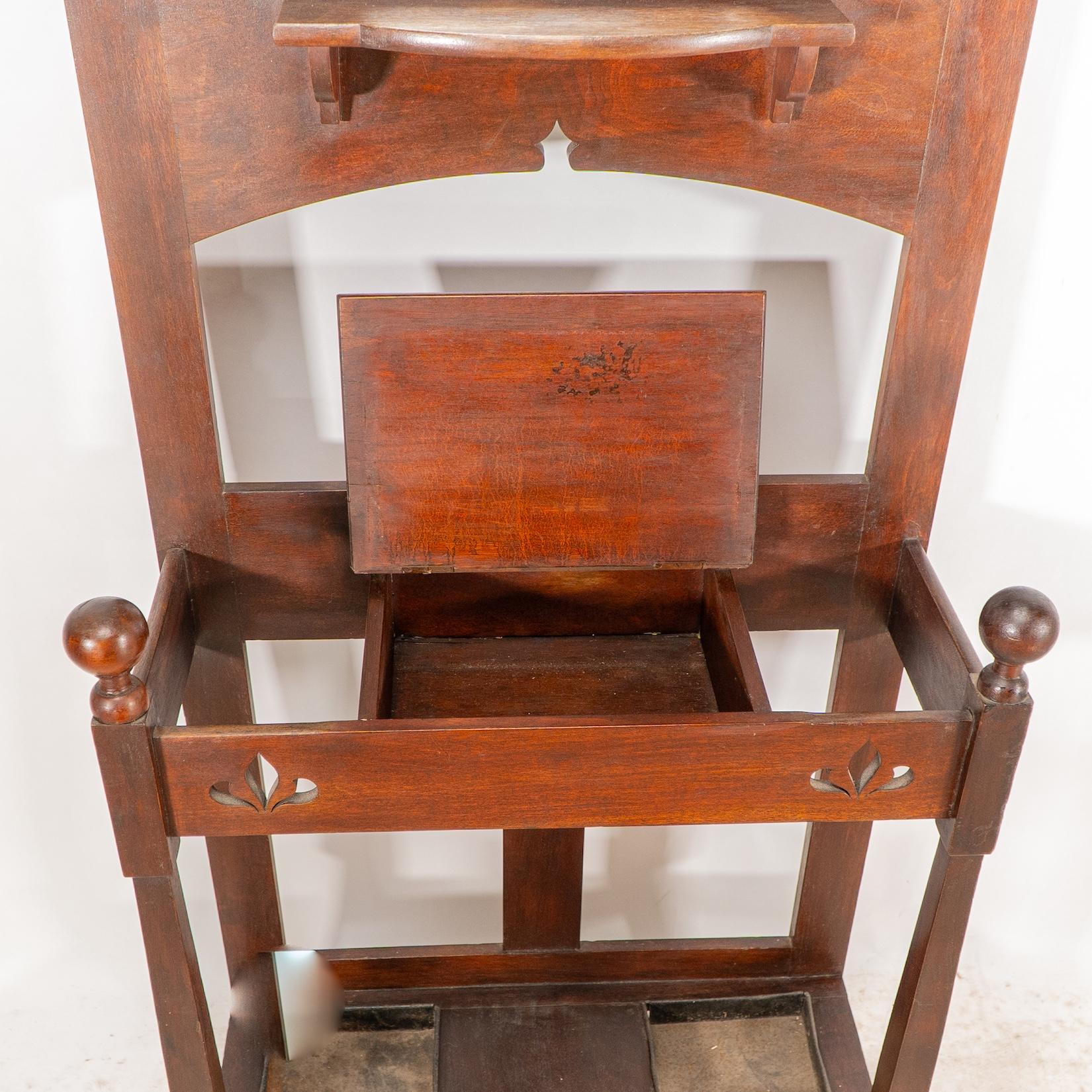 Shapland & Petter. Un leggio in noce di Arts & Crafts con un pannello in rame in vendita 8