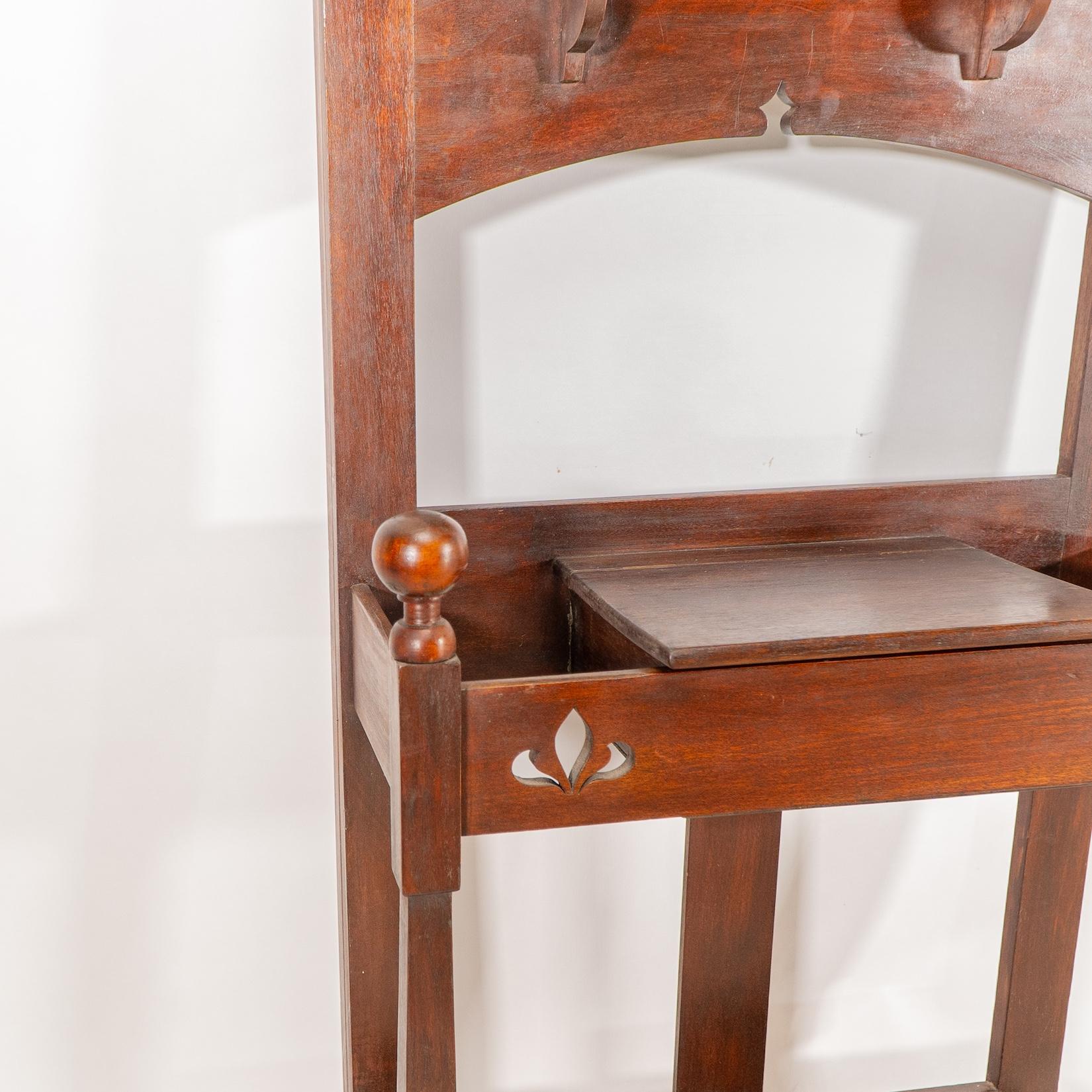 Shapland & Petter. Un leggio in noce di Arts & Crafts con un pannello in rame in vendita 9