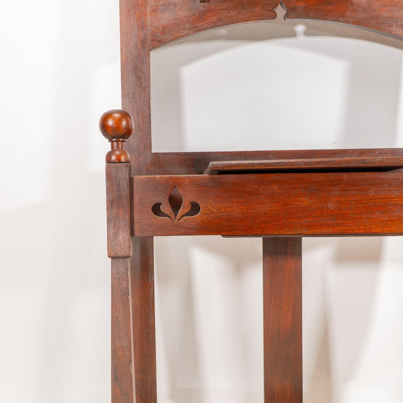 Shapland & Petter. Un leggio in noce di Arts & Crafts con un pannello in rame in vendita 10