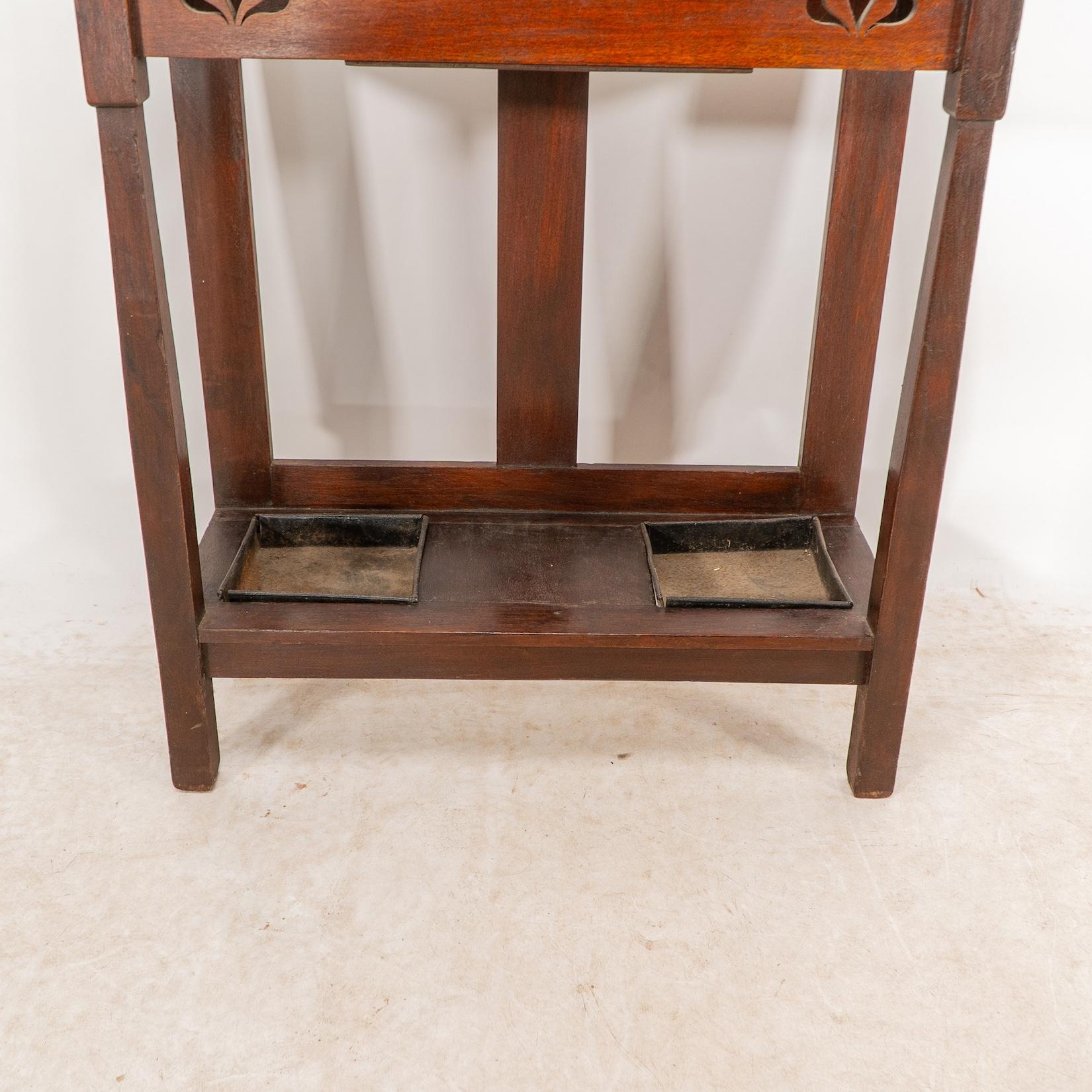 Shapland & Petter. Un leggio in noce di Arts & Crafts con un pannello in rame in vendita 11