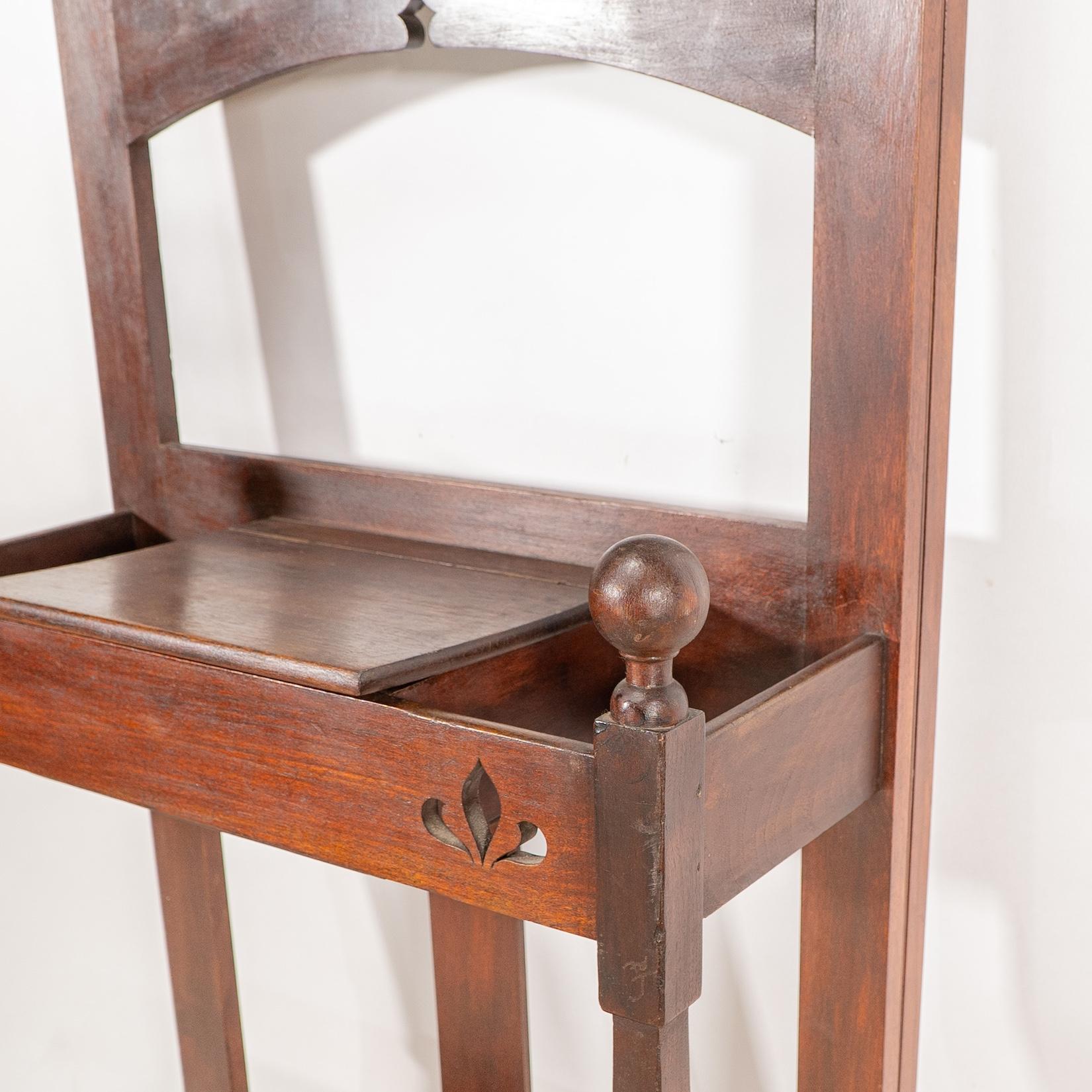 Shapland & Petter. Un leggio in noce di Arts & Crafts con un pannello in rame in vendita 12