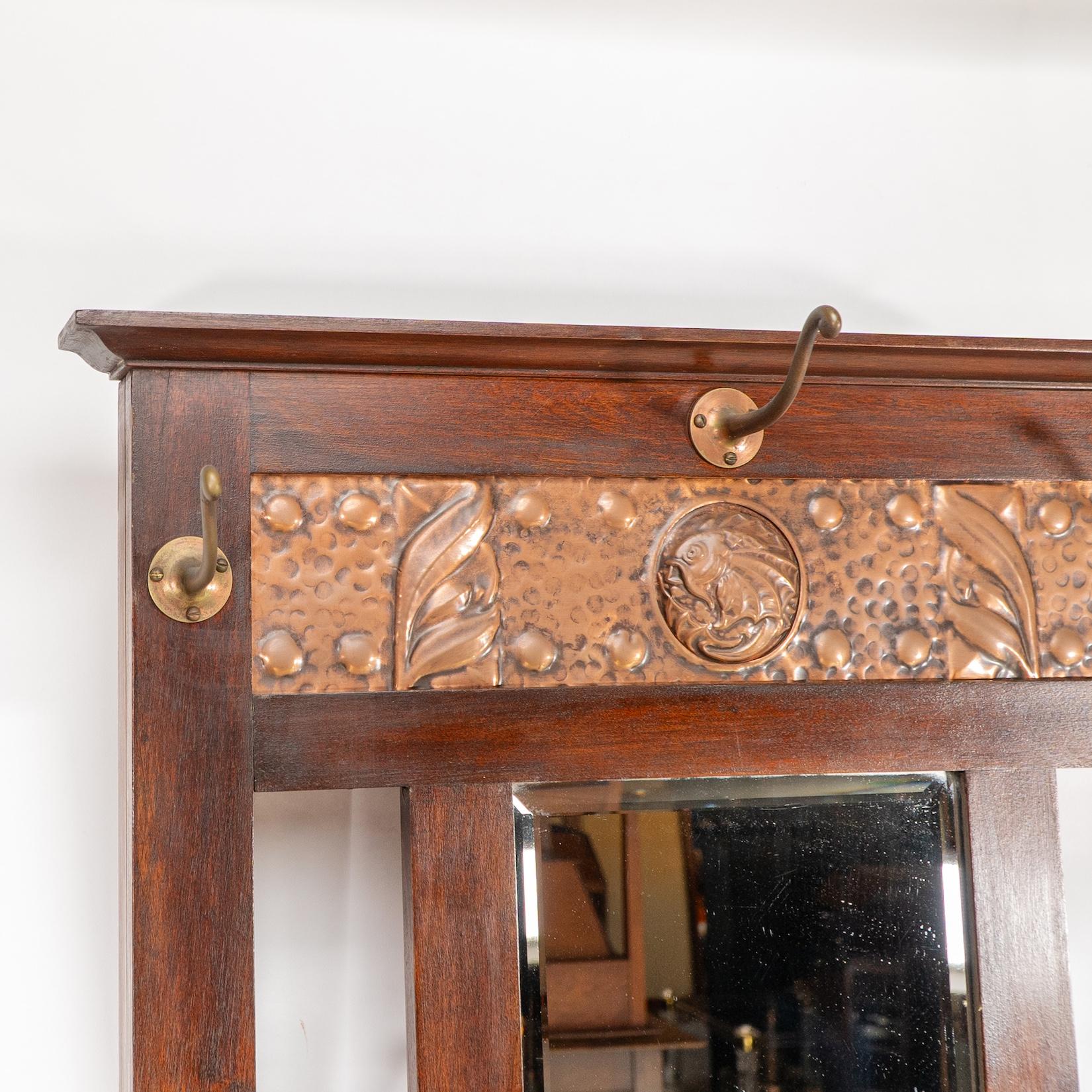 Shapland & Petter. Un leggio in noce di Arts & Crafts con un pannello in rame in vendita 13