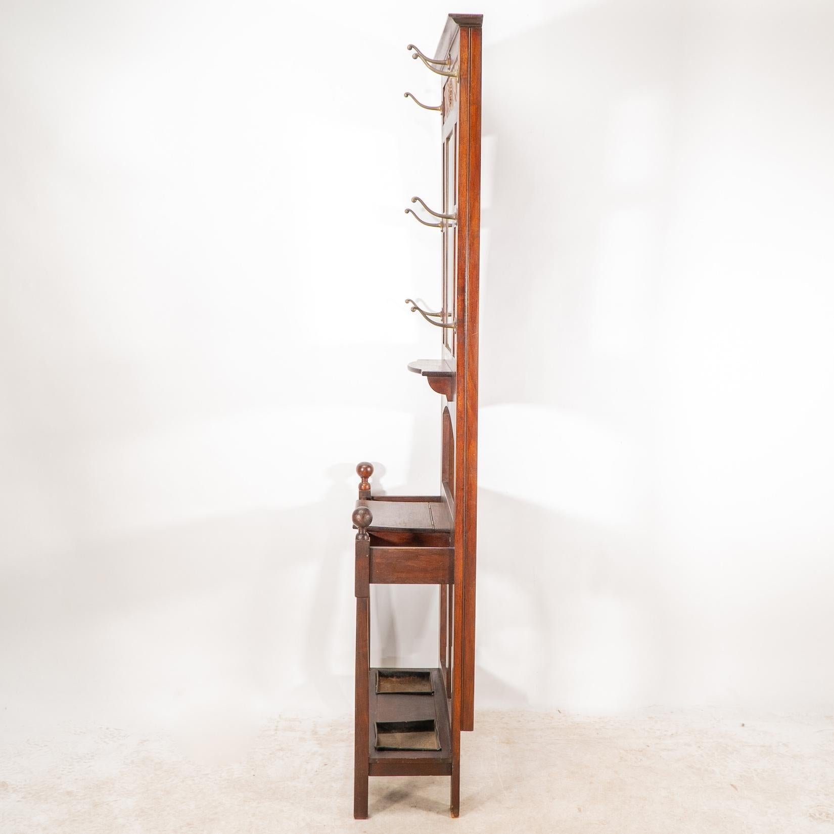 Shapland & Petter. Un leggio in noce di Arts & Crafts con un pannello in rame In condizioni buone in vendita a London, GB