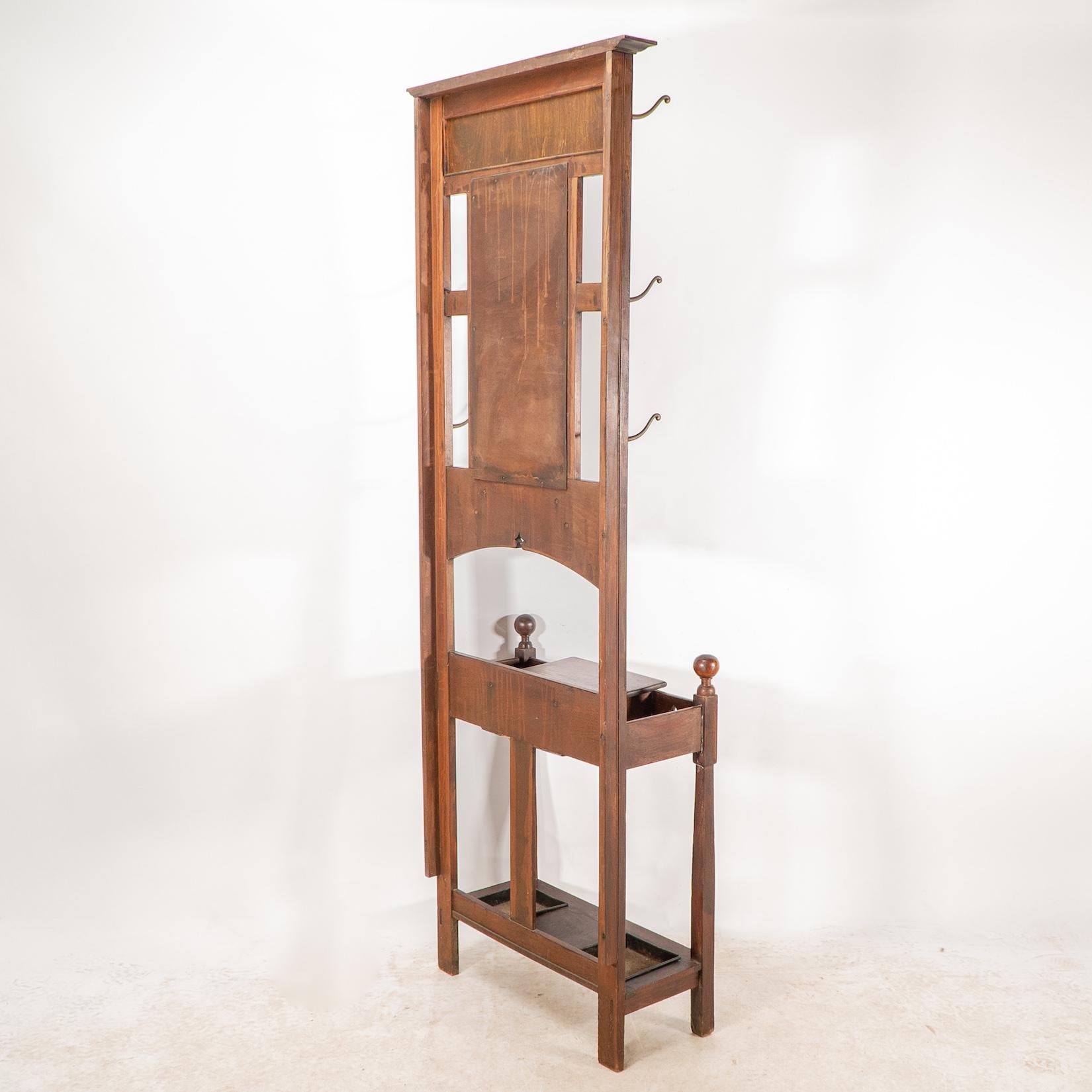 Rame Shapland & Petter. Un leggio in noce di Arts & Crafts con un pannello in rame in vendita