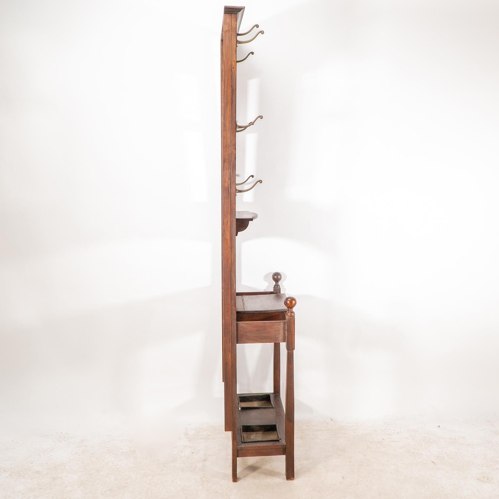 Shapland & Petter. Un leggio in noce di Arts & Crafts con un pannello in rame in vendita 1
