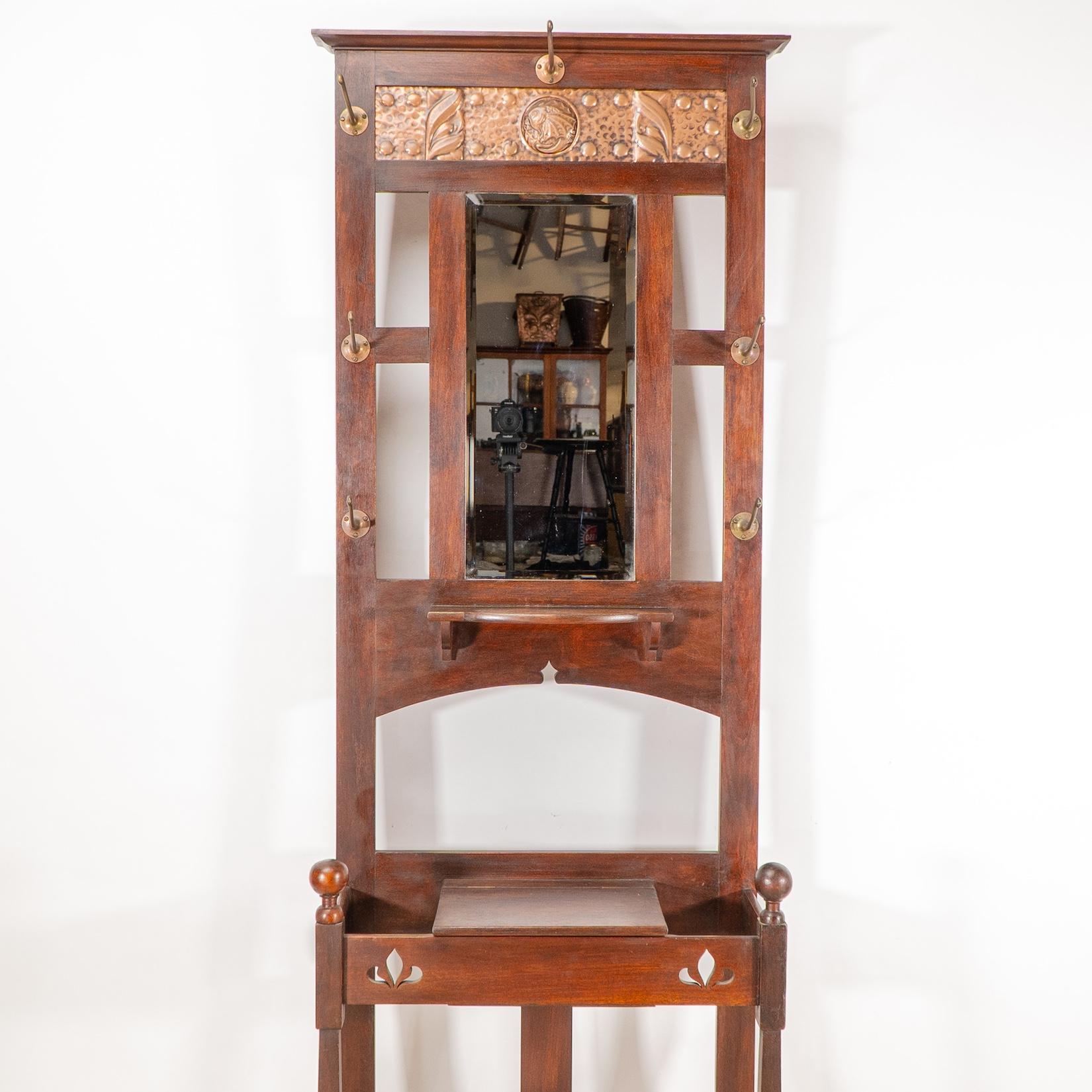 Shapland & Petter. Un leggio in noce di Arts & Crafts con un pannello in rame in vendita 2