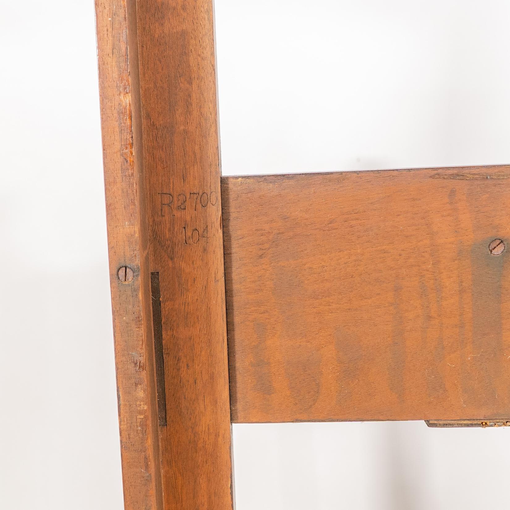 Shapland & Petter. Un leggio in noce di Arts & Crafts con un pannello in rame in vendita 3
