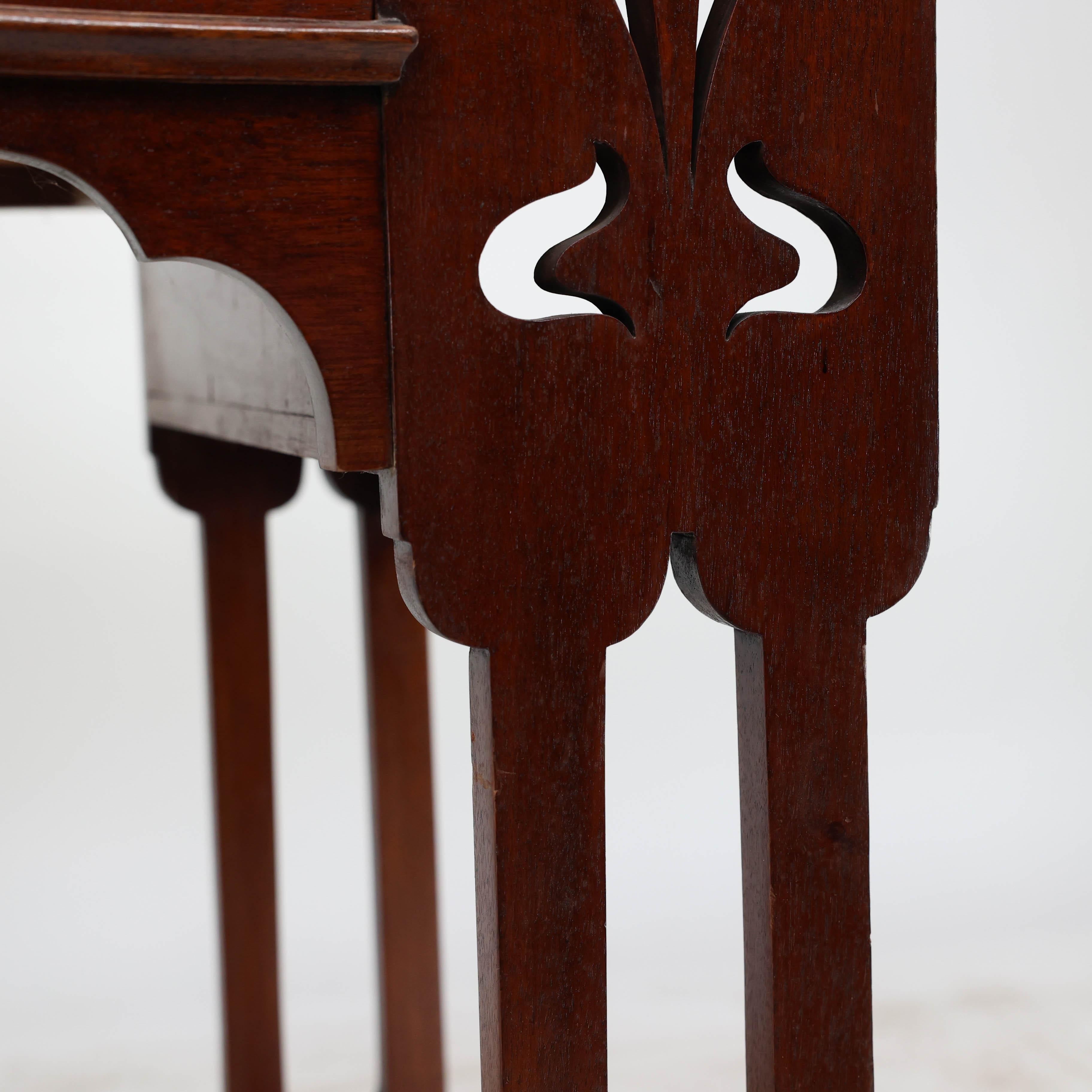 Shapland & Petter, Scrivania in mogano Arts & Crafts con un cuore traforato sulla parte superiore in vendita 4