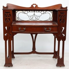 Shapland & Petter, Escritorio Arts & Crafts de caoba con un corazón perforado en la parte superior