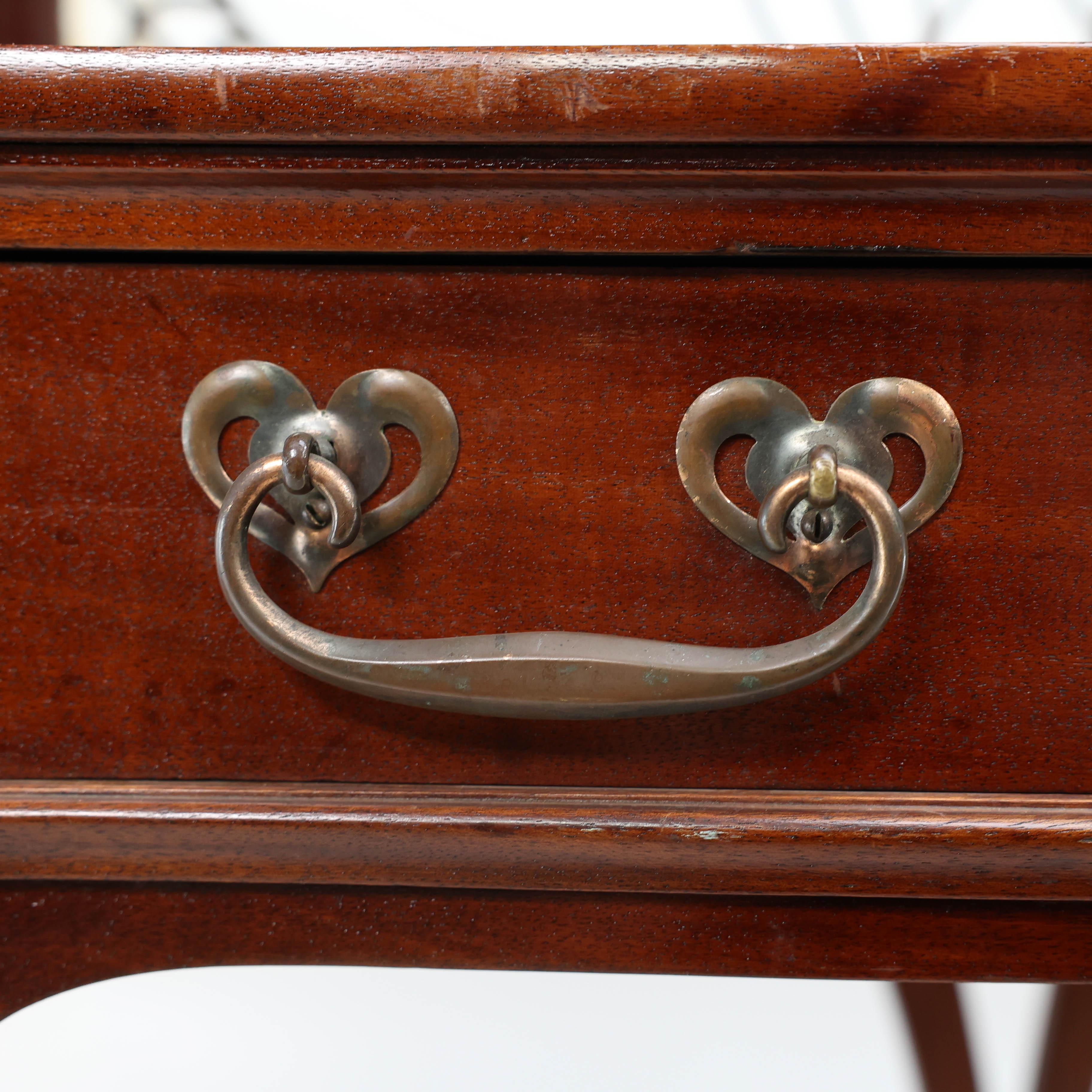 Shapland & Petter, Scrivania in mogano Arts & Crafts con un cuore traforato sulla parte superiore In condizioni buone in vendita a London, GB
