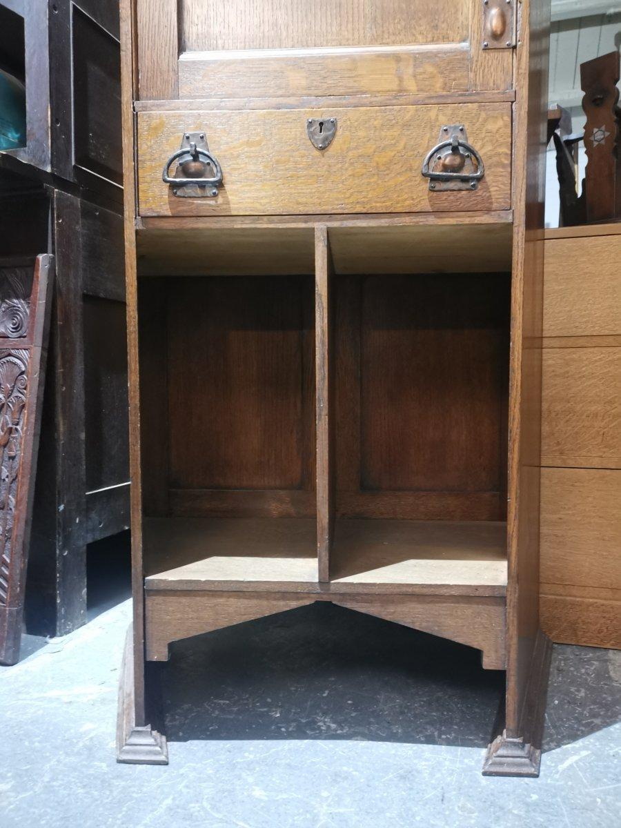 Shapland & Petter Arts & Crafts Oak Cabinet with Beaten Copper Handles & Hinges For Sale 4