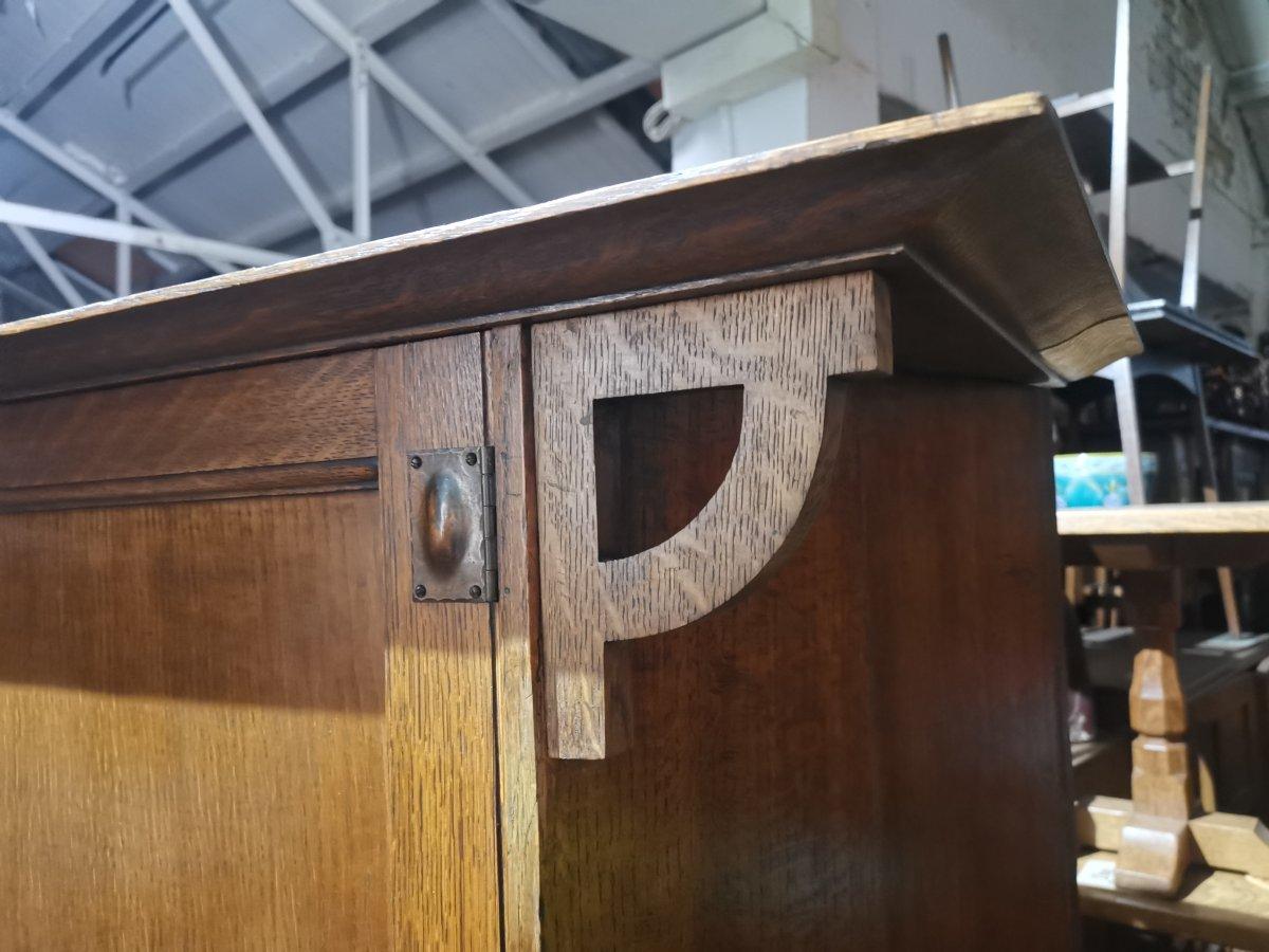 Shapland & Petter Arts & Crafts Oak Cabinet with Beaten Copper Handles & Hinges In Good Condition For Sale In London, GB