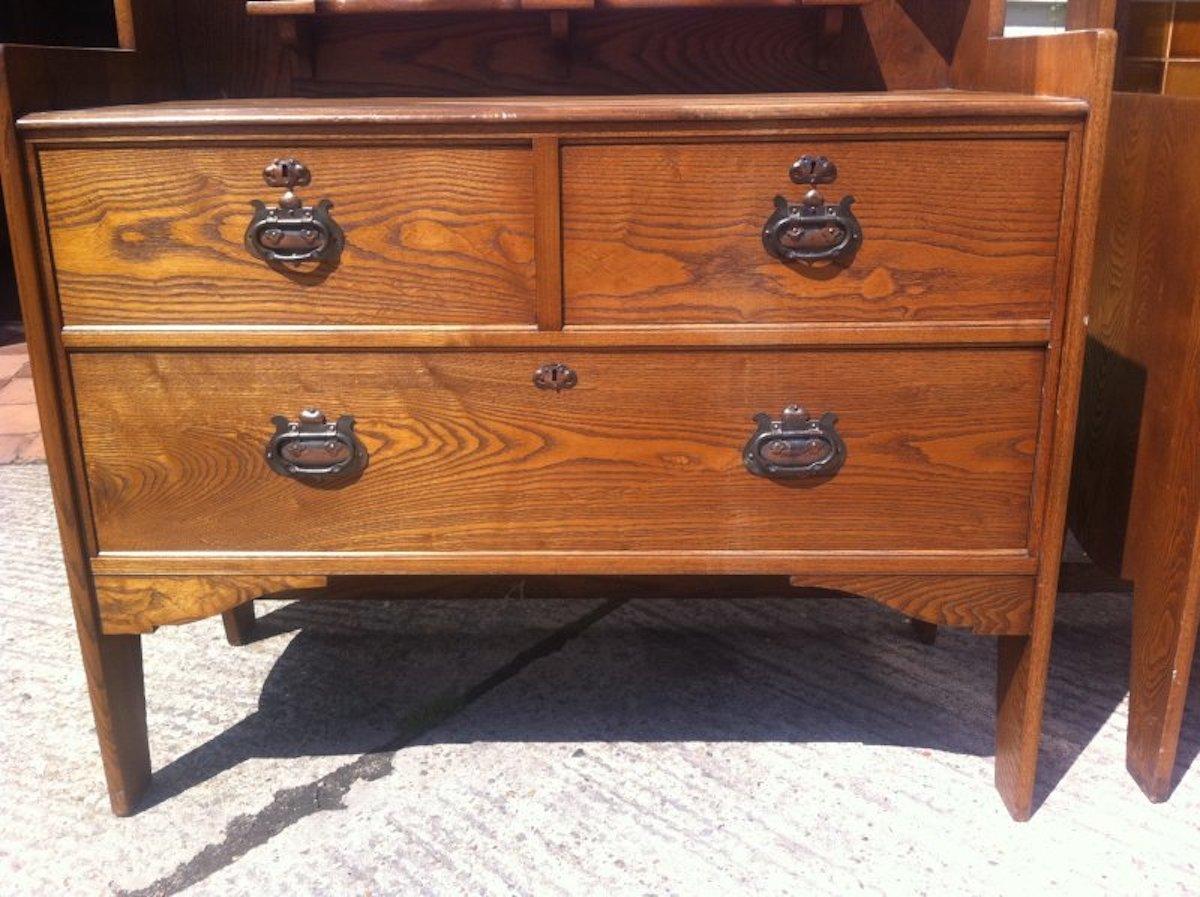 Shapland & Petter, Arts & Crafts Oak Dressing Table with Pierced Hearts In Good Condition For Sale In London, GB