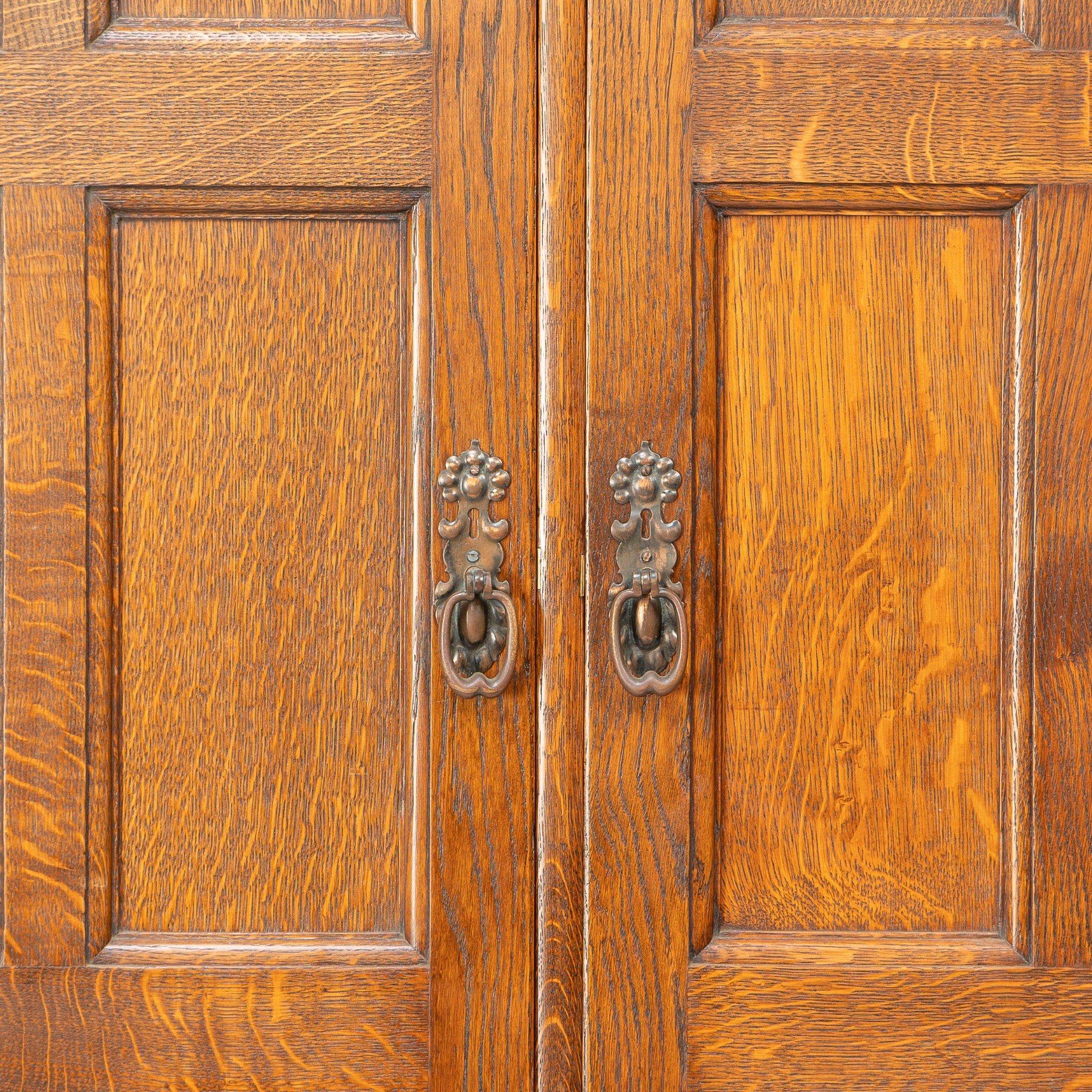 Armario de recibidor Shapland & Petter Arts & Crafts Oak con joya circular Ruskin en venta 4