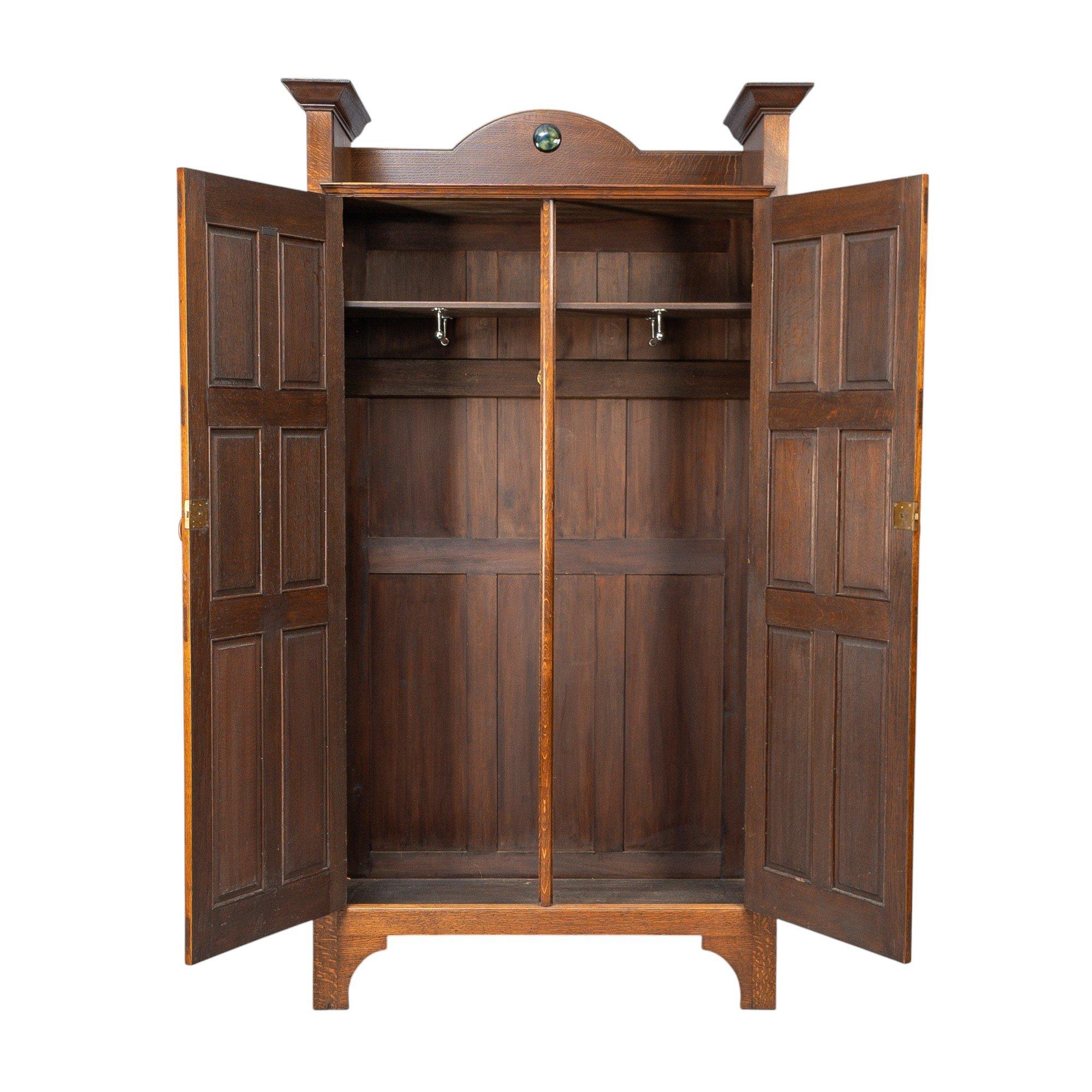 Armario de recibidor Shapland & Petter Arts & Crafts Oak con joya circular Ruskin en venta 5