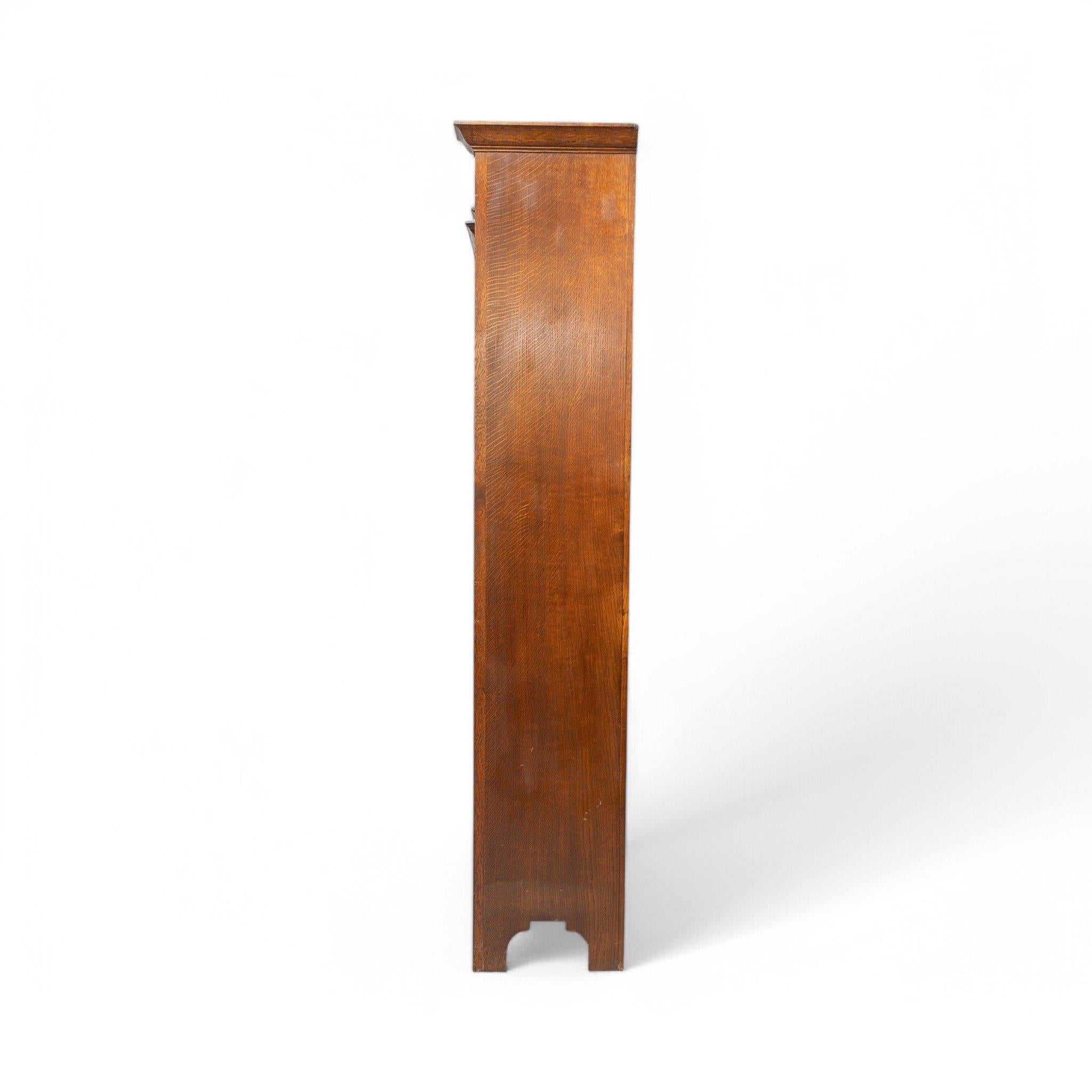 Armario de recibidor Shapland & Petter Arts & Crafts Oak con joya circular Ruskin Artes y manualidades en venta